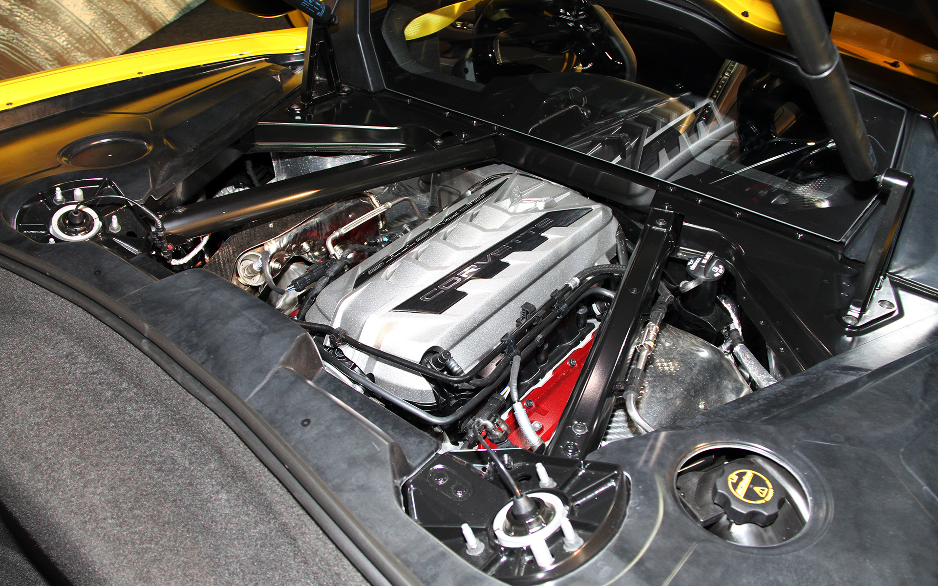 コルベット イエロージャケット エディションではボディカラーにメタリックの「コンペティションイエロー」を採用するとともに、ブラックのスティンガーストライプやアクセントパーツを組み合わせた。スターリングシルバーのエンジンカバーも特徴の1つ