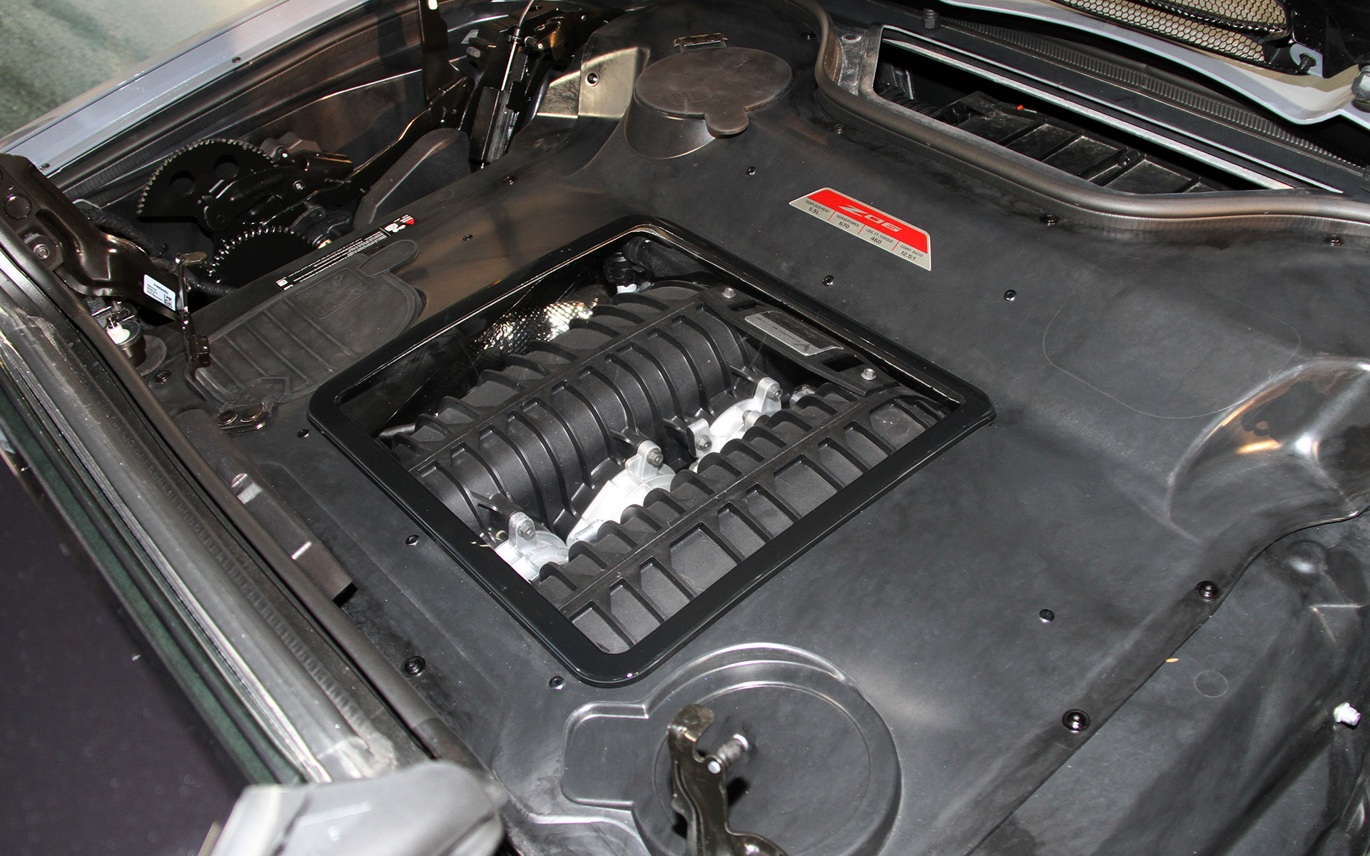 自然吸気のV型8気筒DOHC 5.5リッター「LT6」エンジン