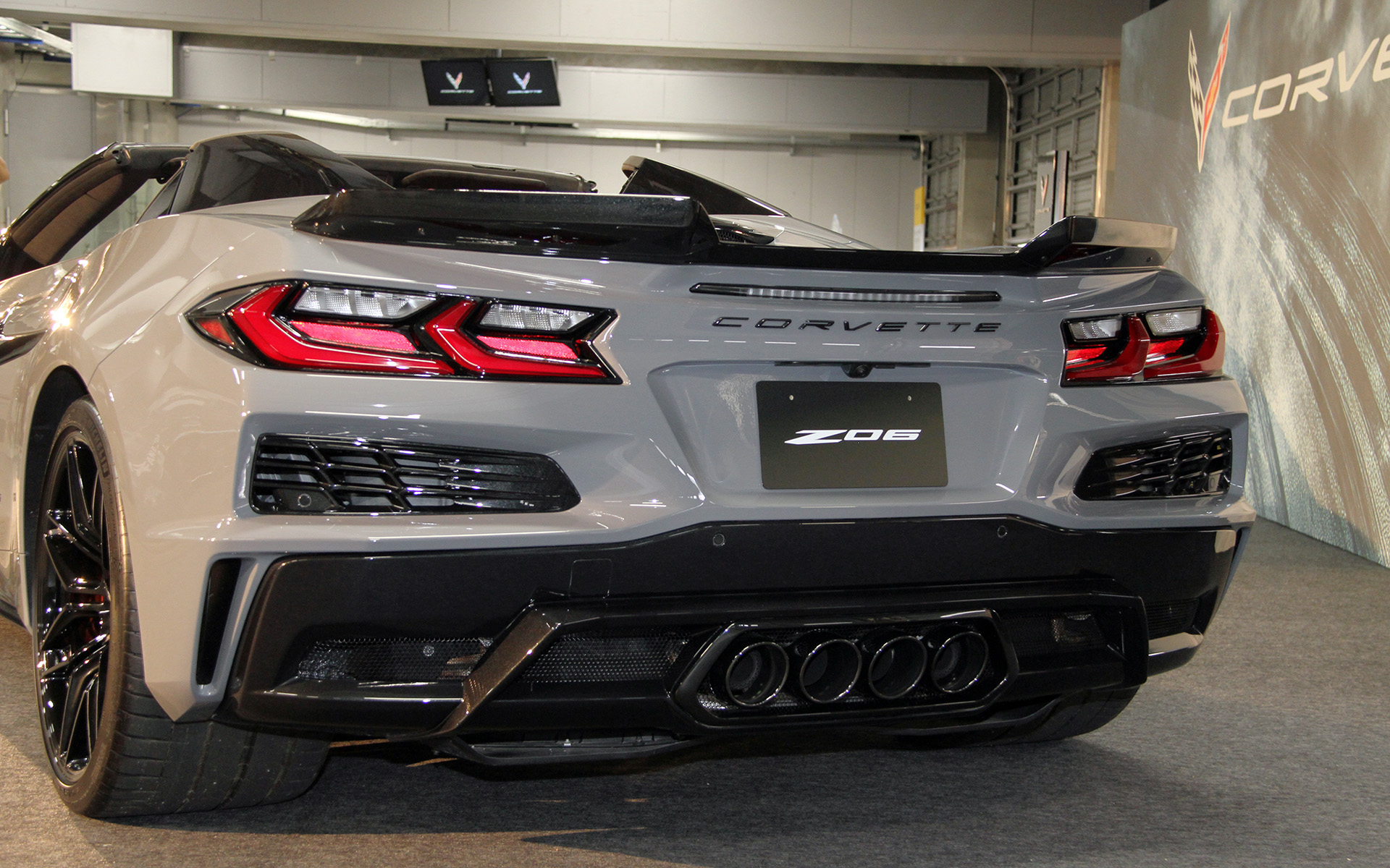 コルベット Z06 コンバーチブルのボディサイズは4685×2025×1225mm（全長×全幅×全高）、ホイールベースは2725mm。車両重量は1710kg