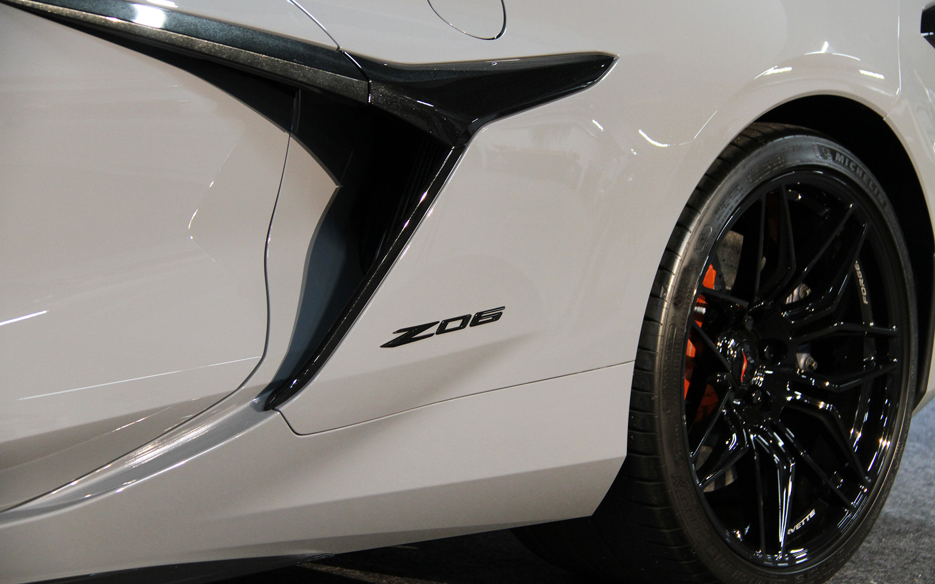 コルベット Z06 コンバーチブルのボディサイズは4685×2025×1225mm（全長×全幅×全高）、ホイールベースは2725mm。車両重量は1710kg