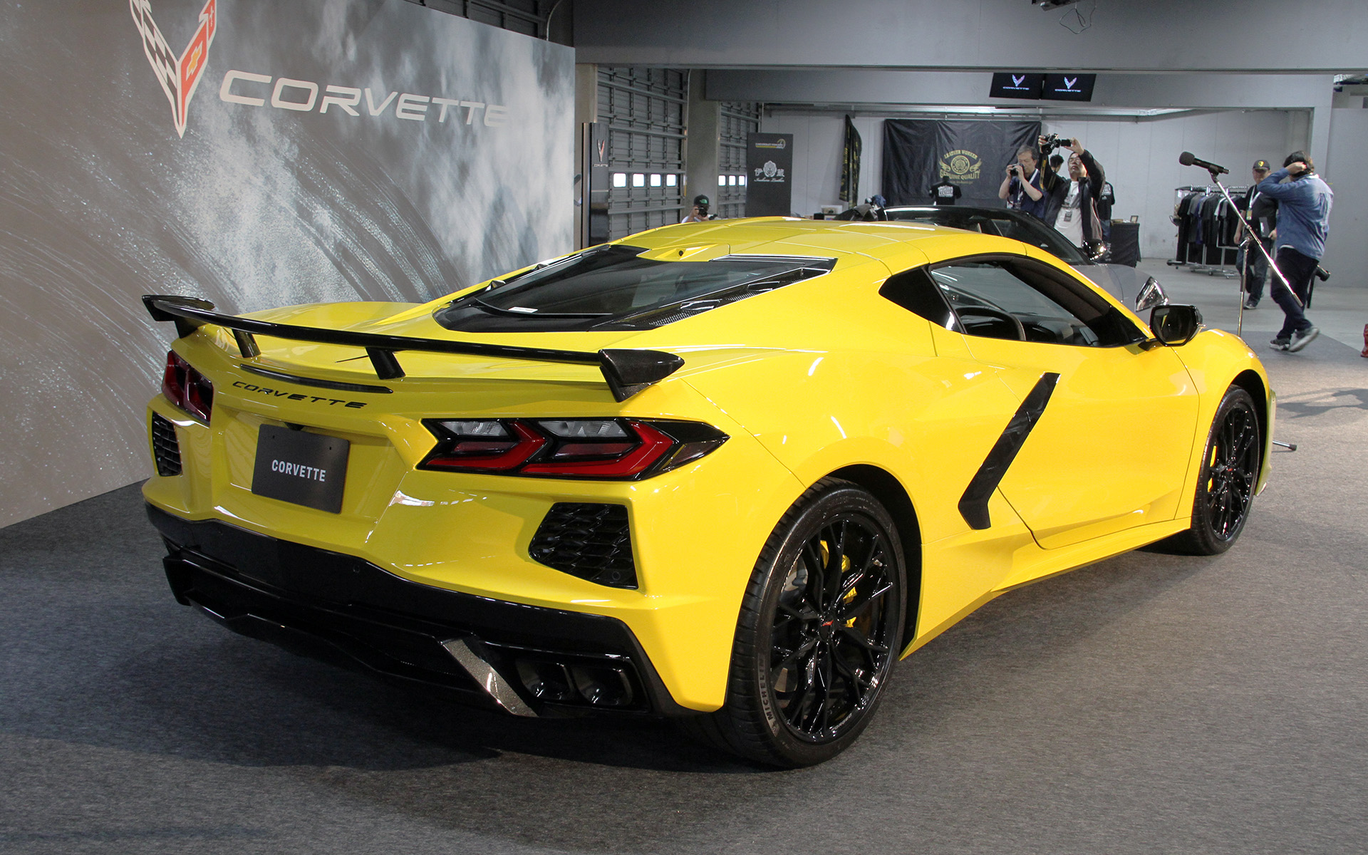 コルベット イエロージャケット エディションではボディカラーにメタリックの「コンペティションイエロー」を採用するとともに、ブラックのスティンガーストライプやアクセントパーツを組み合わせた。スターリングシルバーのエンジンカバーも特徴の1つ