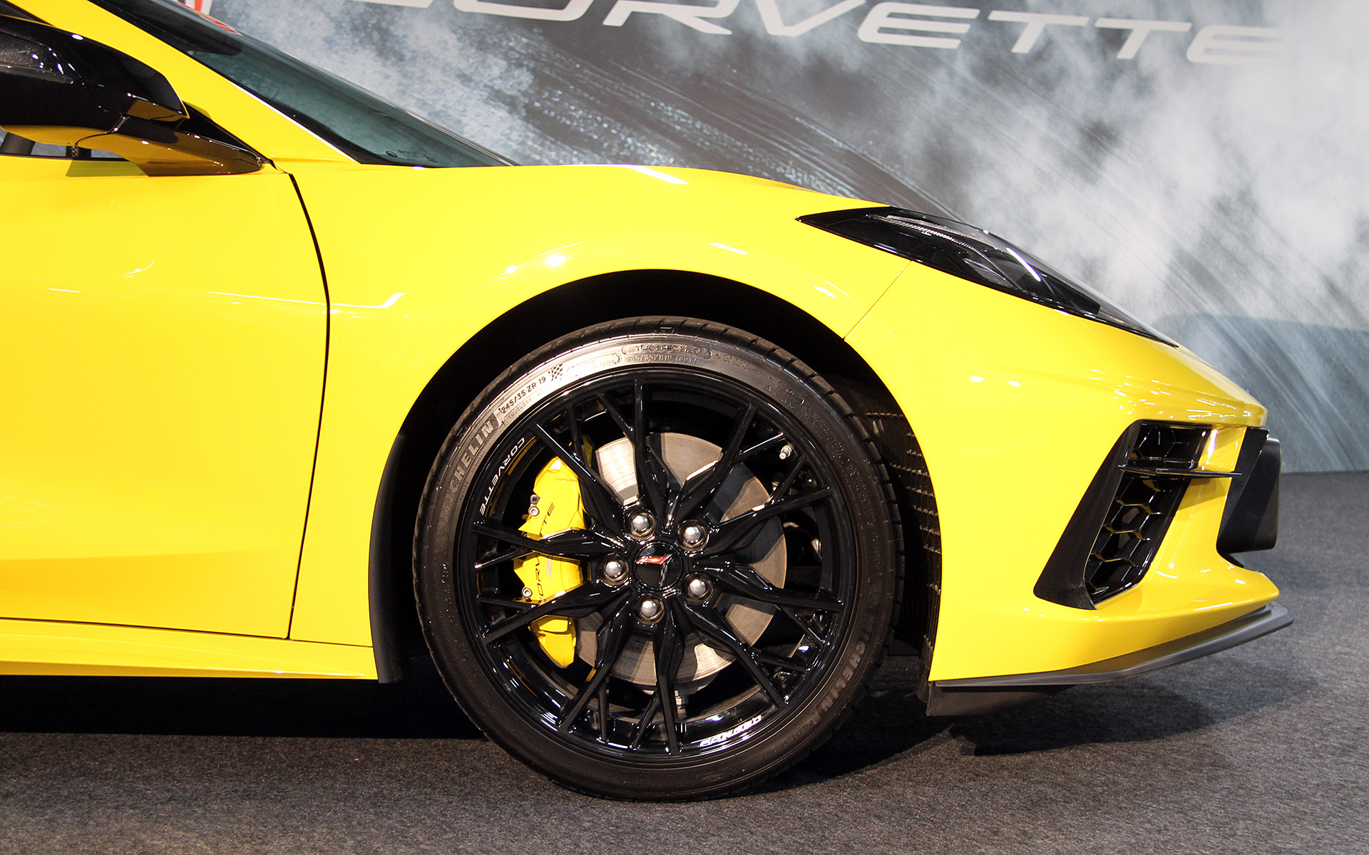 コルベット イエロージャケット エディションではボディカラーにメタリックの「コンペティションイエロー」を採用するとともに、ブラックのスティンガーストライプやアクセントパーツを組み合わせた。スターリングシルバーのエンジンカバーも特徴の1つ