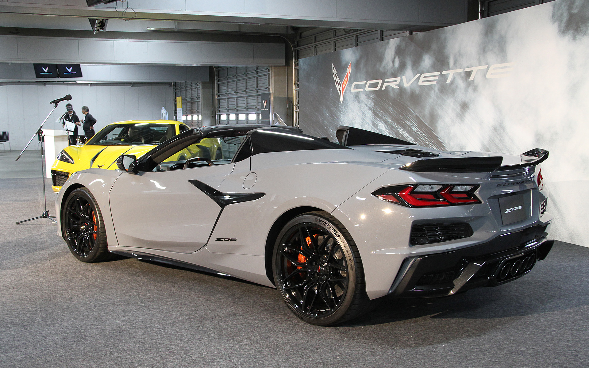 コルベット Z06 コンバーチブルのボディサイズは4685×2025×1225mm（全長×全幅×全高）、ホイールベースは2725mm。車両重量は1710kg