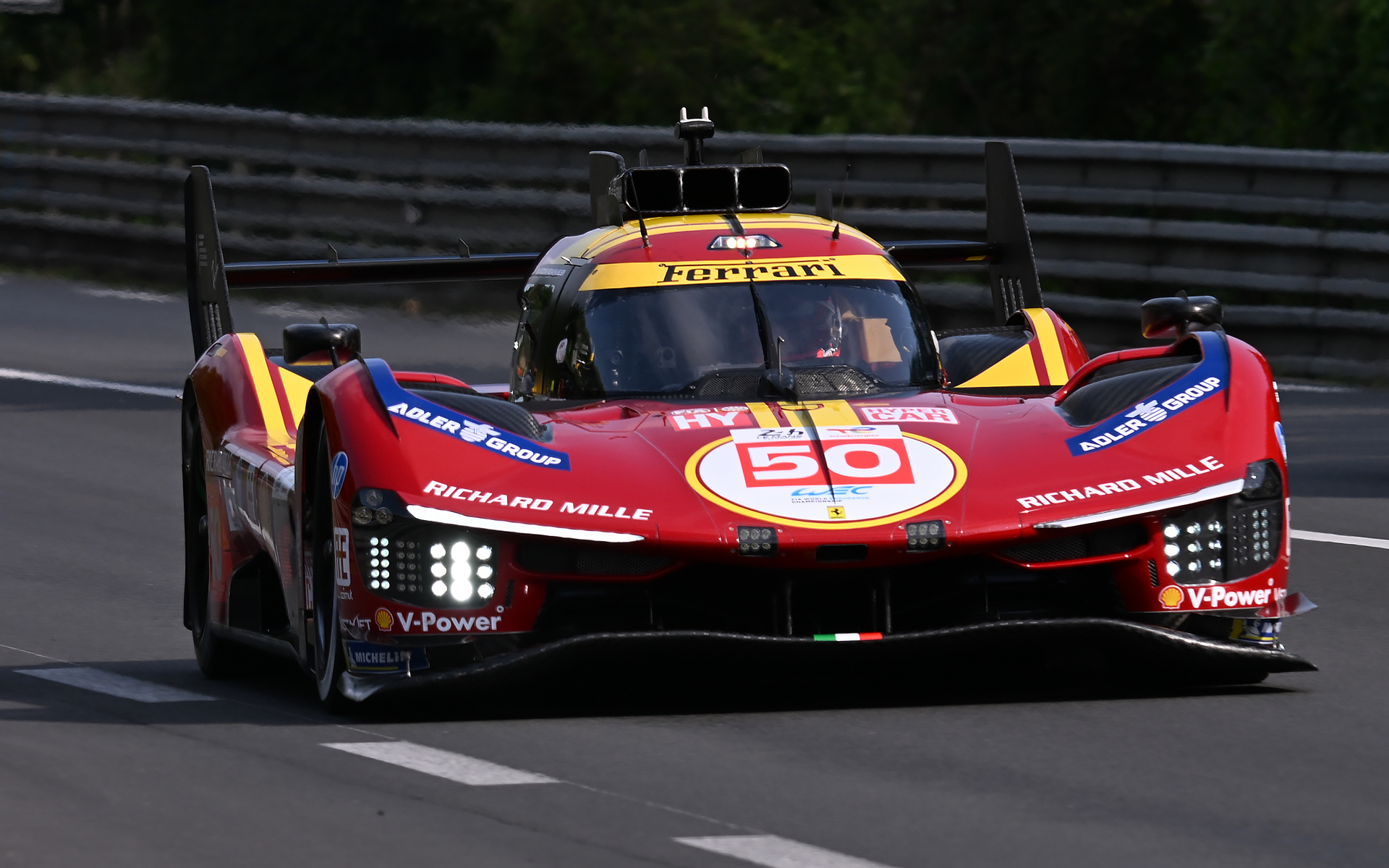 トップを快走する50号車 Ferrari 499P（A.FUOCO/N.NIELSEN/M.OLINA）