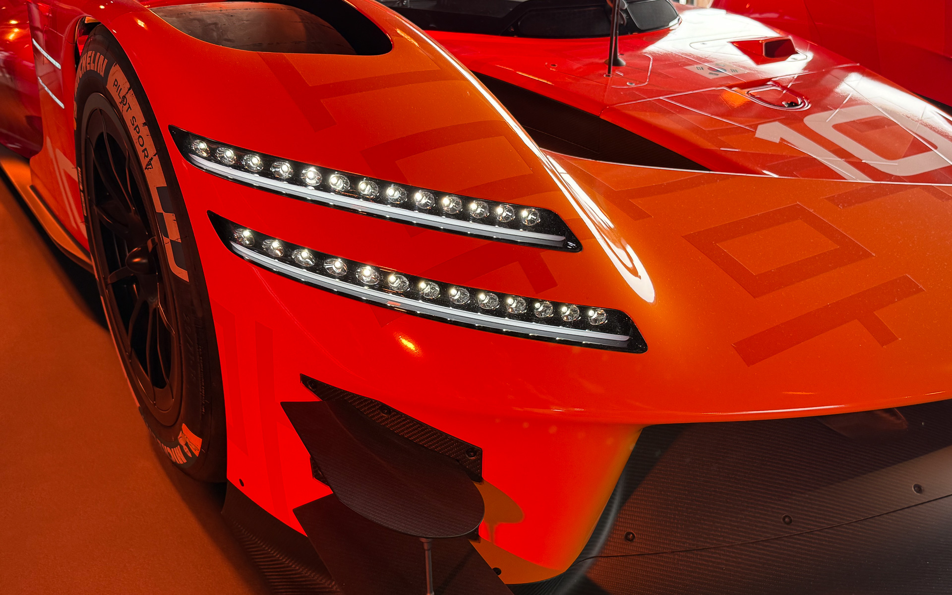 ジェネシスらしさをヘッドライトまわりでアピール