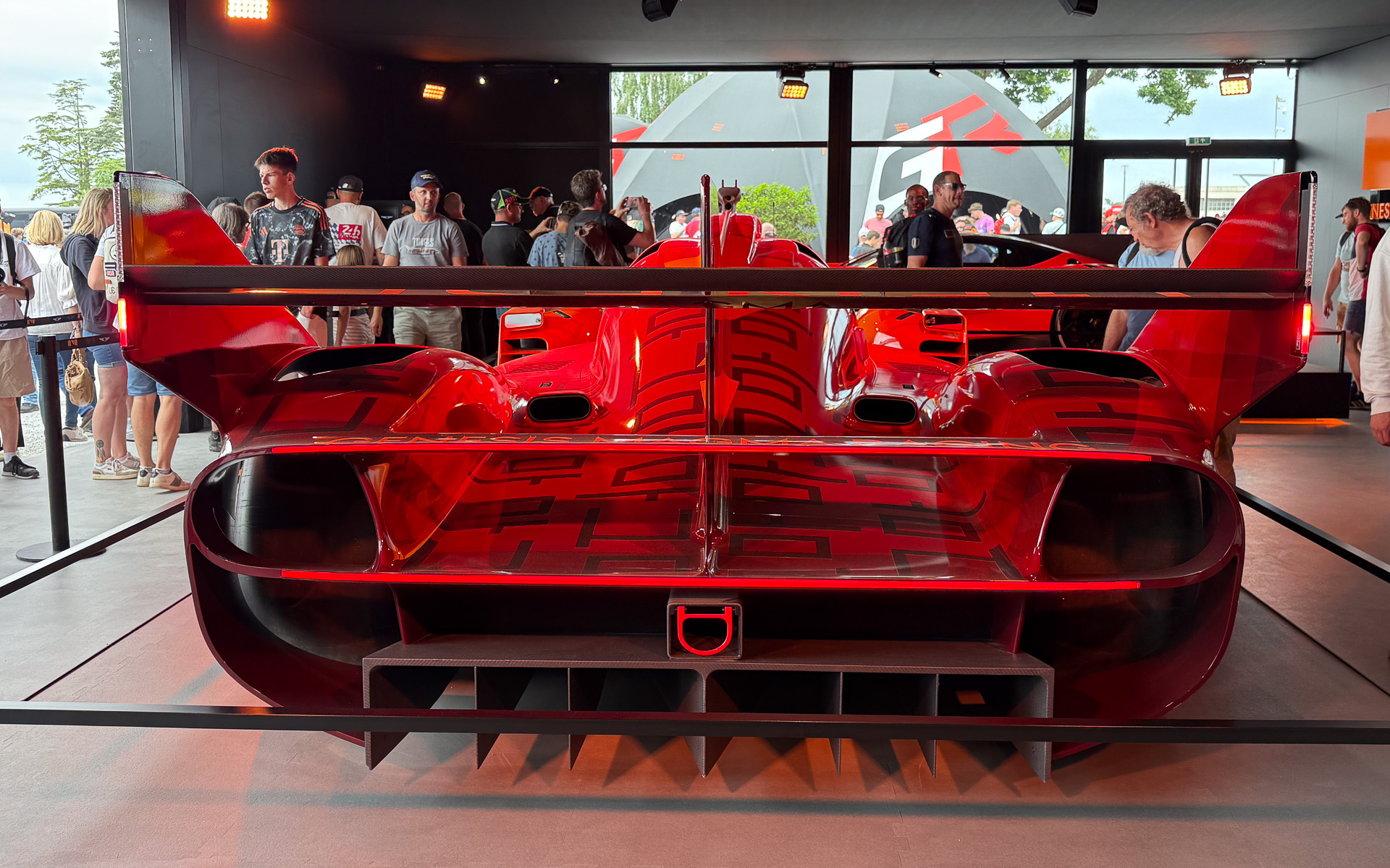 リアまわり。リアウィングやディフューザーなどで多段的にダウンフォースを得ようとしていることが分かる