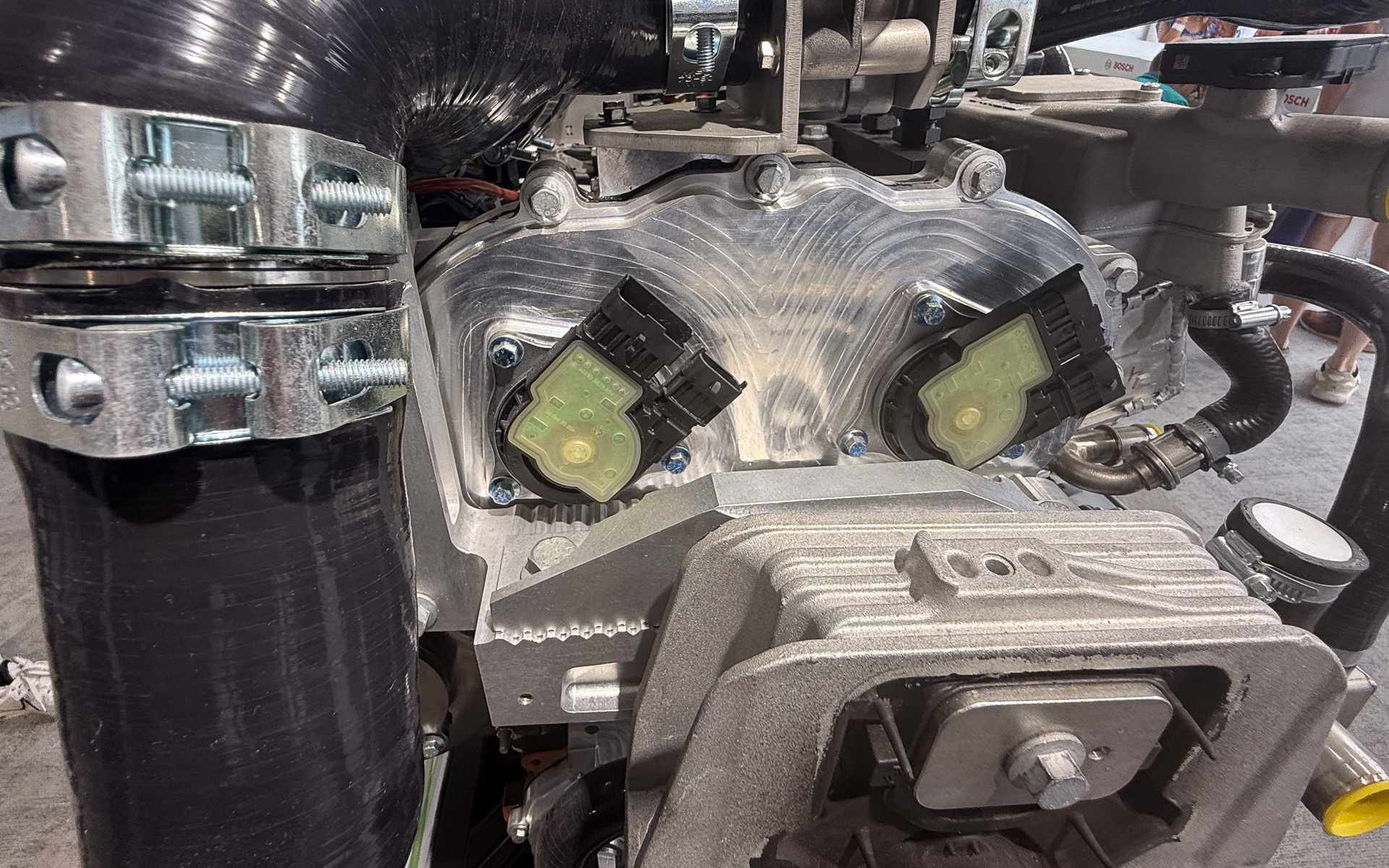 水素燃焼エンジンに搭載されたVVL機構、ベースの部分が削り出しで作られている