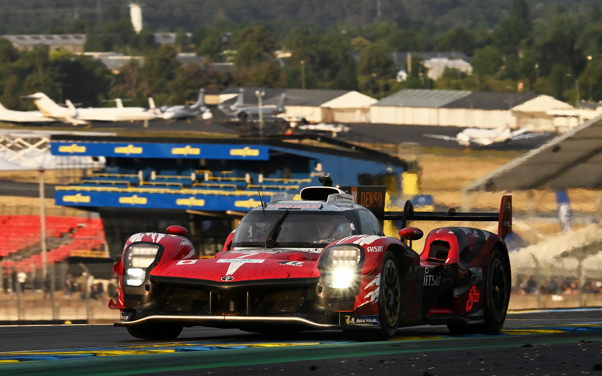 ル・マン24時間レースで、トップを追走中の7号車 Toyota GR010