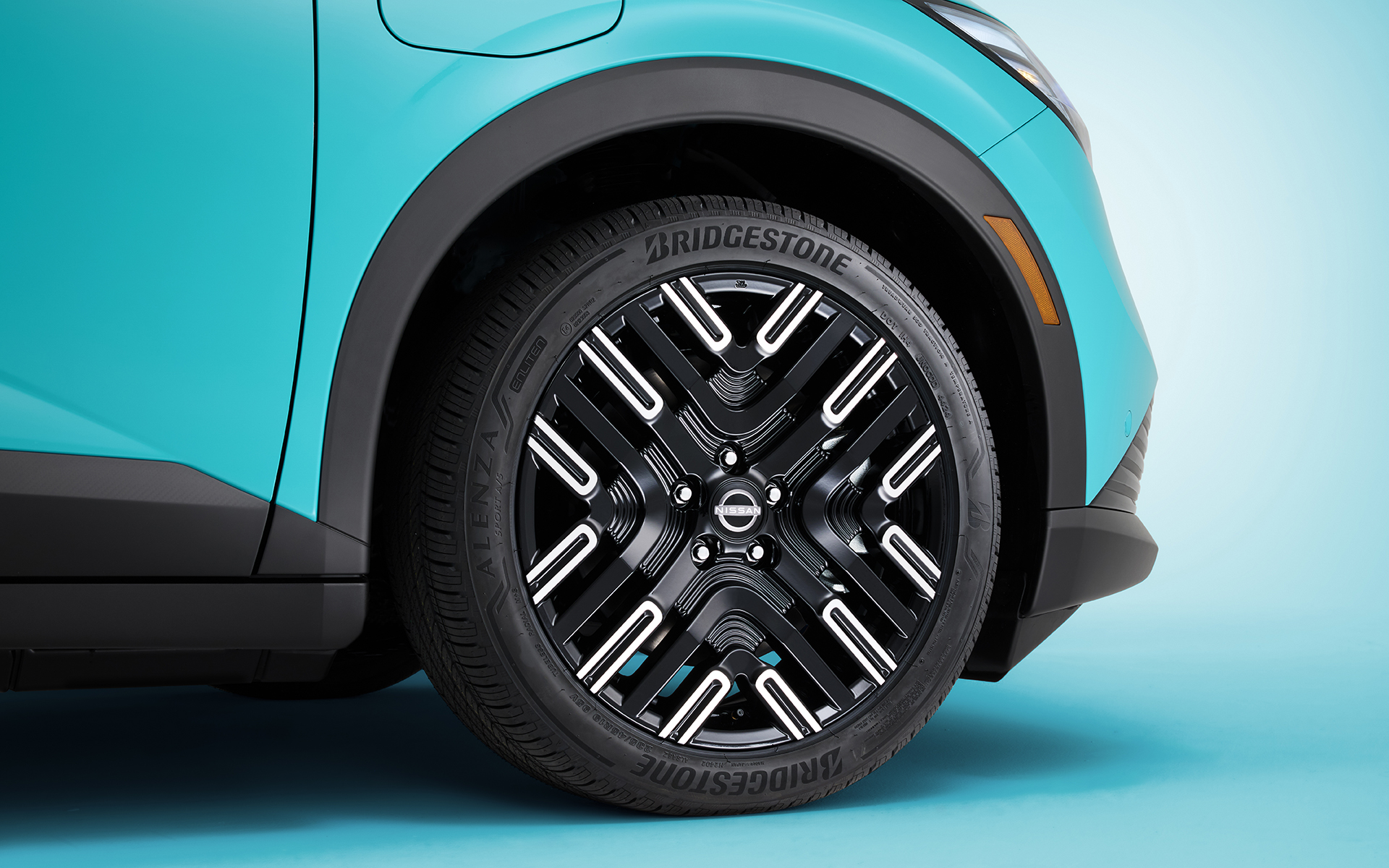 19インチアルミホイールはブリヂストン「ALENZA SPORT A/S」（235/45R19）を装着