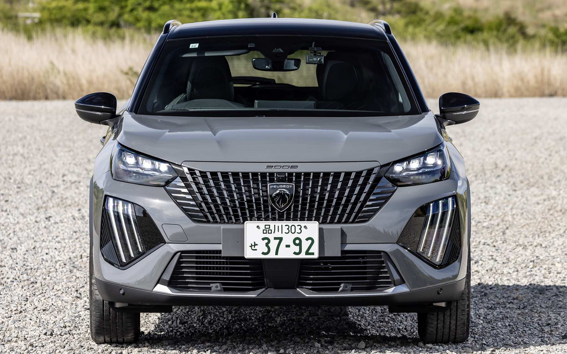 2023年から新しいプジョーデザインをまとった2008は、これまでのデザインを引き継ぎながらも、LEDを用いたスポーティな印象のフロント/リアデザインや、車体をより立体的に見せるグリル処理、プジョーを象徴するライオンのかぎ爪をイメージした3本のデイタイムライトなどを採用。17インチアロイホイールは新デザインの「KARAKOY」。組み合わせるタイヤはコンチネンタル「EcoContact 6 Q」（215/60R17）