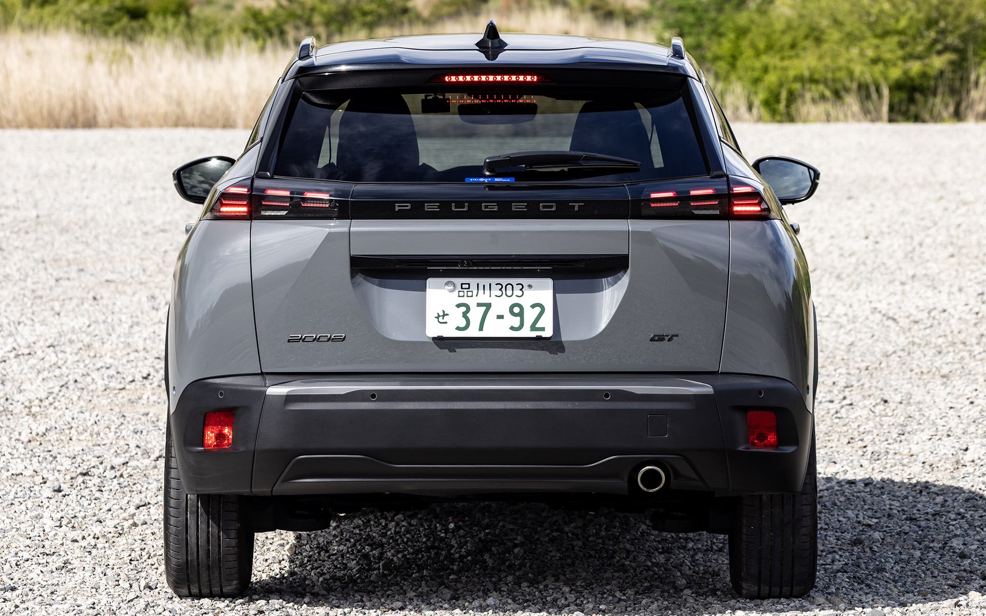 2023年から新しいプジョーデザインをまとった2008は、これまでのデザインを引き継ぎながらも、LEDを用いたスポーティな印象のフロント/リアデザインや、車体をより立体的に見せるグリル処理、プジョーを象徴するライオンのかぎ爪をイメージした3本のデイタイムライトなどを採用。17インチアロイホイールは新デザインの「KARAKOY」。組み合わせるタイヤはコンチネンタル「EcoContact 6 Q」（215/60R17）