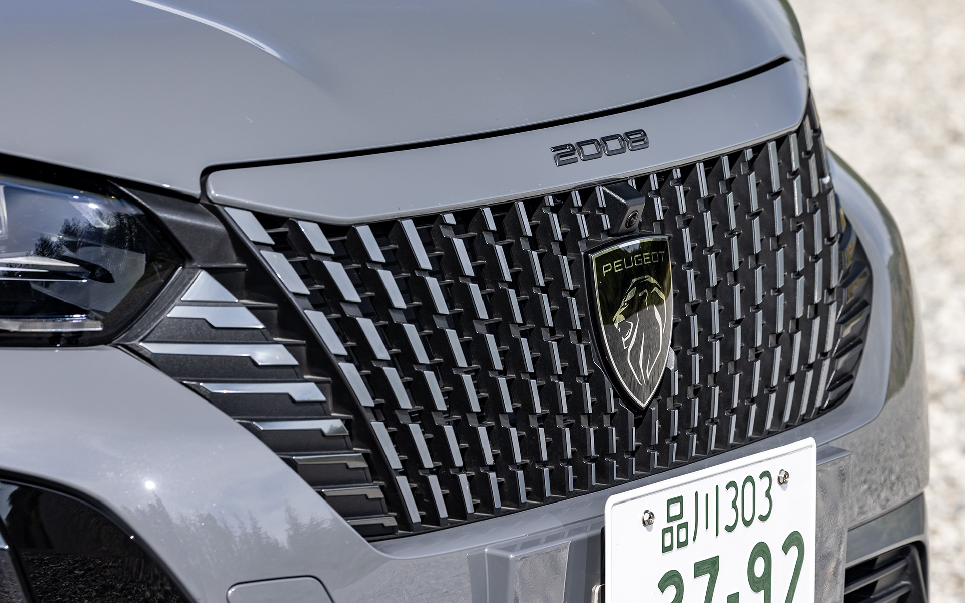 2023年から新しいプジョーデザインをまとった2008は、これまでのデザインを引き継ぎながらも、LEDを用いたスポーティな印象のフロント/リアデザインや、車体をより立体的に見せるグリル処理、プジョーを象徴するライオンのかぎ爪をイメージした3本のデイタイムライトなどを採用。17インチアロイホイールは新デザインの「KARAKOY」。組み合わせるタイヤはコンチネンタル「EcoContact 6 Q」（215/60R17）