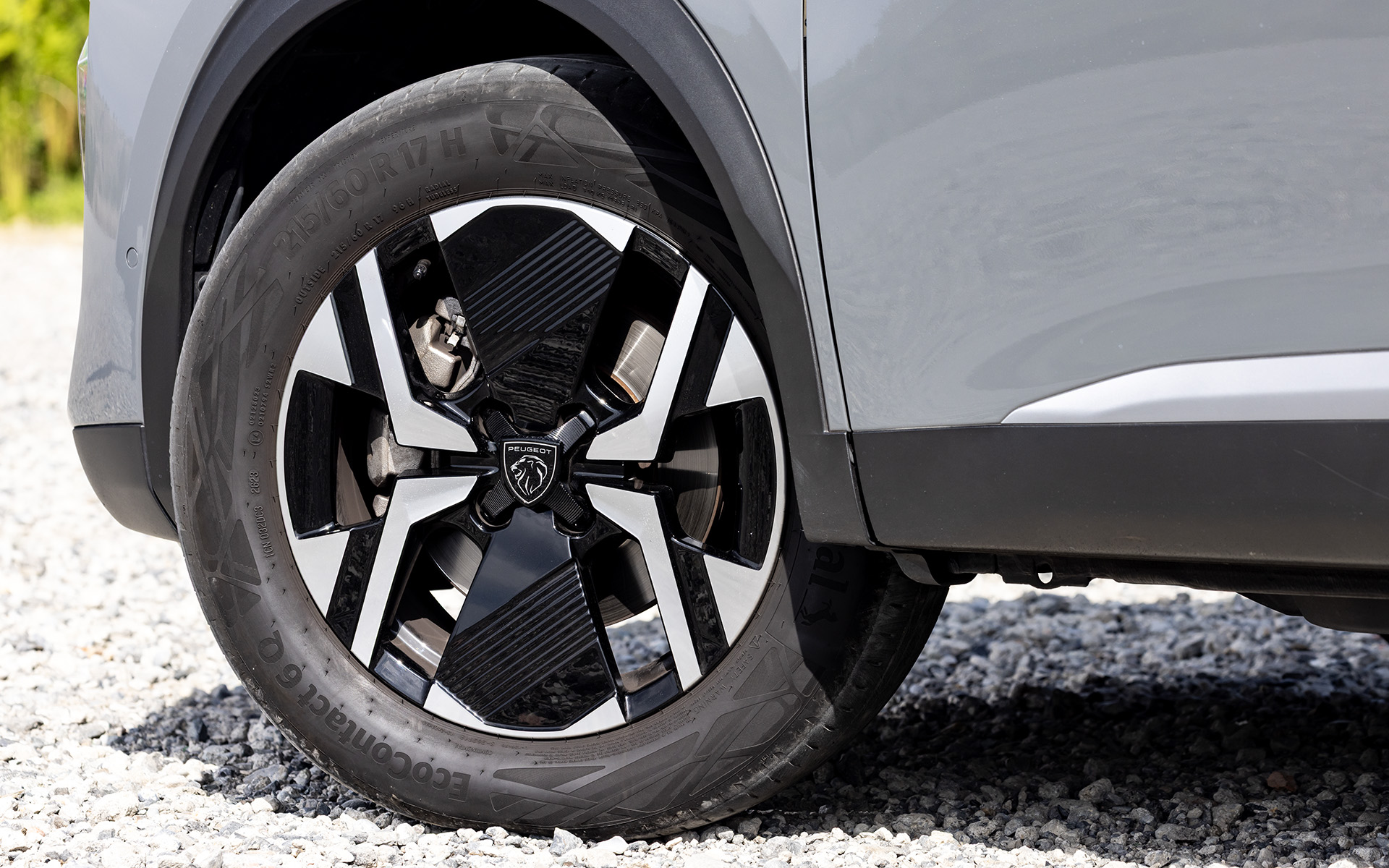 2023年から新しいプジョーデザインをまとった2008は、これまでのデザインを引き継ぎながらも、LEDを用いたスポーティな印象のフロント/リアデザインや、車体をより立体的に見せるグリル処理、プジョーを象徴するライオンのかぎ爪をイメージした3本のデイタイムライトなどを採用。17インチアロイホイールは新デザインの「KARAKOY」。組み合わせるタイヤはコンチネンタル「EcoContact 6 Q」（215/60R17）