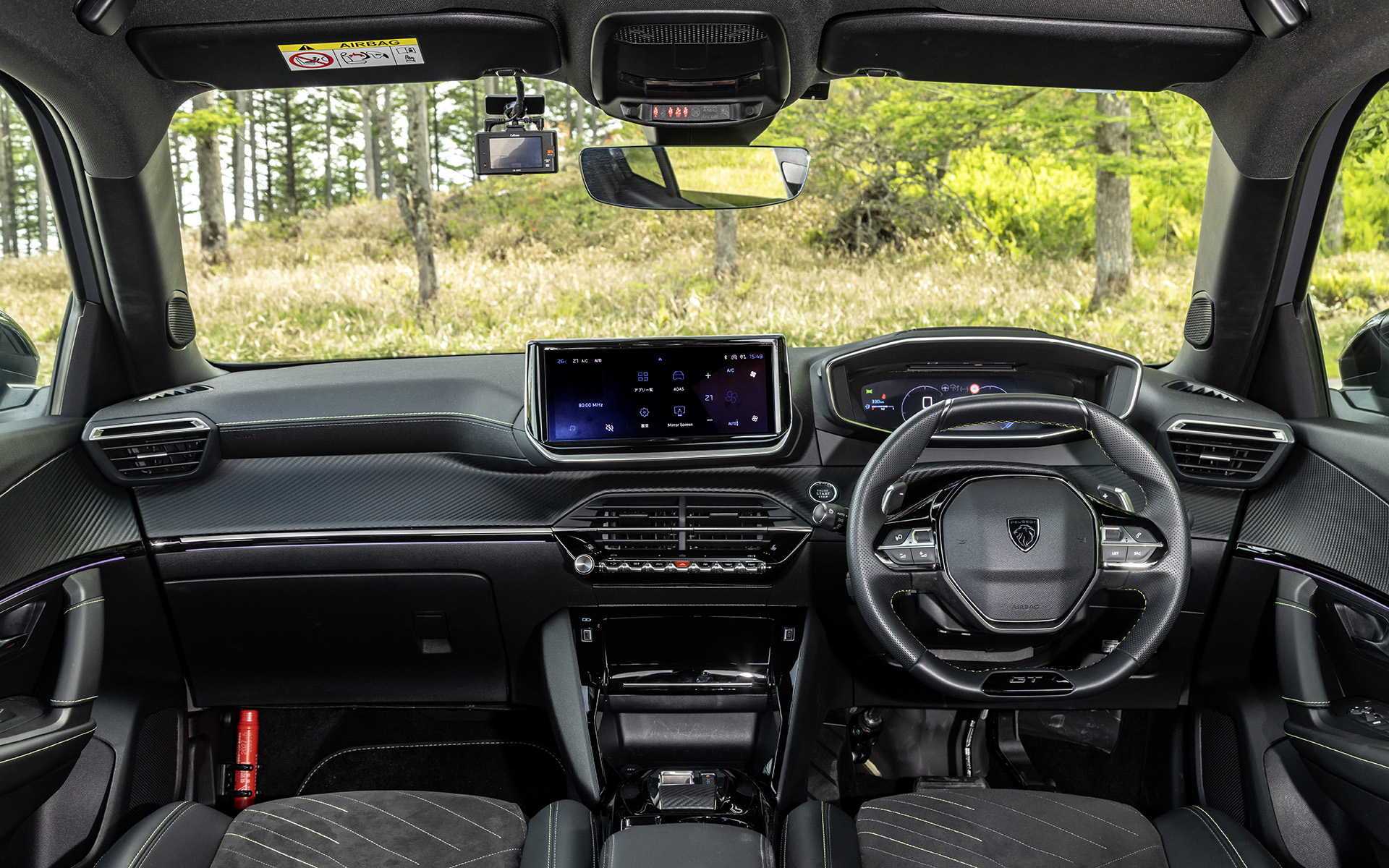 新たなステッチデザインが施された2008 GT BlueHDiのインパネ。高解像度のパークアシストカメラや15Wのワイヤレススマートフォンチャージャーも備える