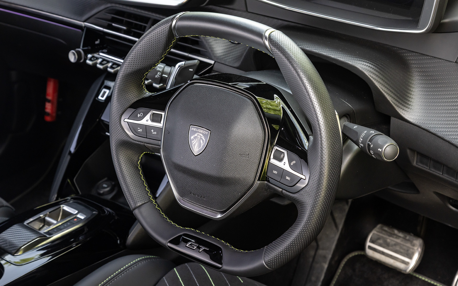 小径ステアリングと3Dデジタルヘッドアップインストルメントパネル（メーター）を採用する「3D i-Cockpit」を採用