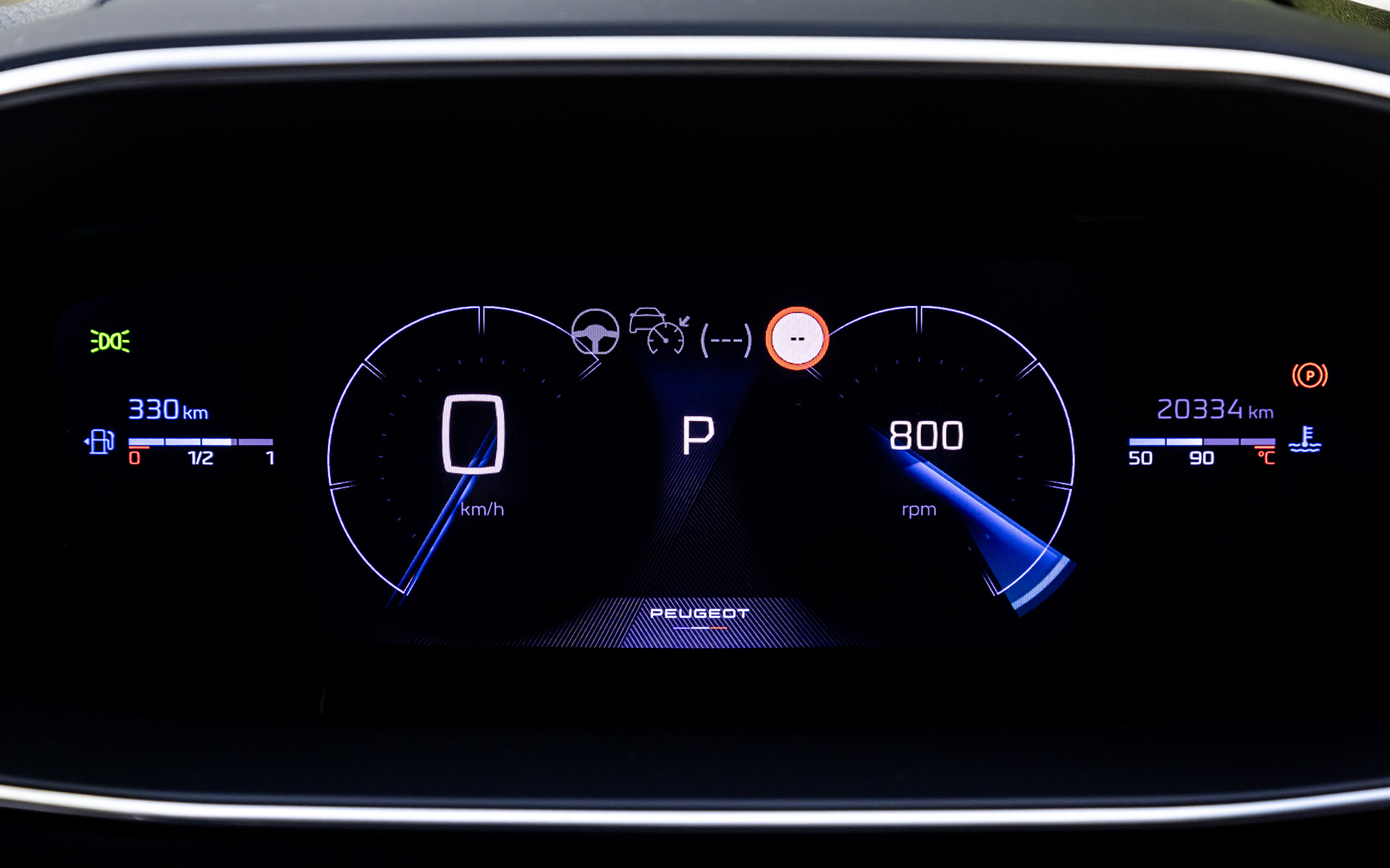 小径ステアリングと3Dデジタルヘッドアップインストルメントパネル（メーター）を採用する「3D i-Cockpit」を採用