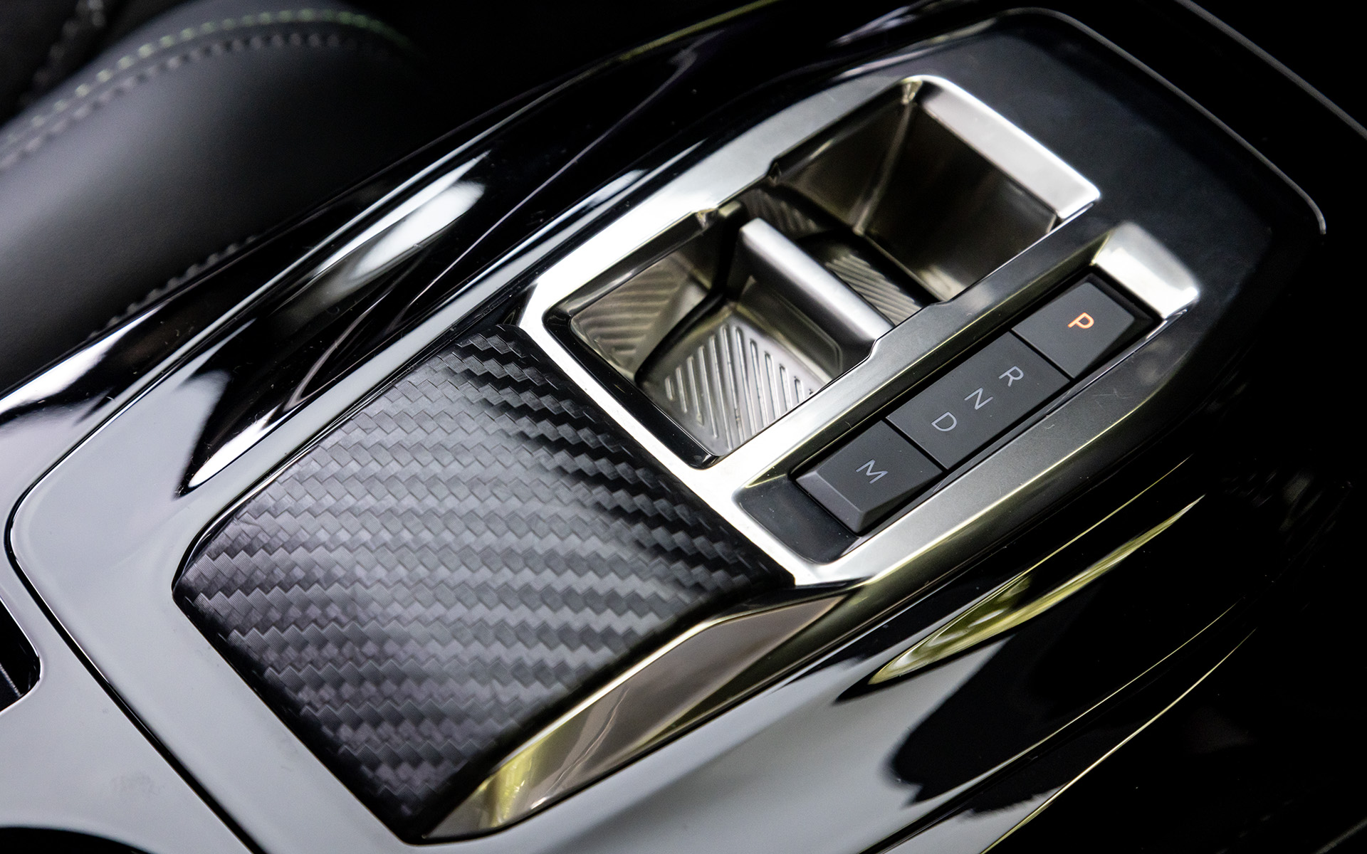 シフトはトグル式。下部のドリンクホルダーの横にドライブモード切替スイッチを備える