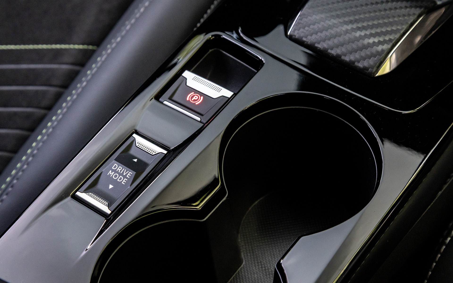 シフトはトグル式。下部のドリンクホルダーの横にドライブモード切替スイッチを備える