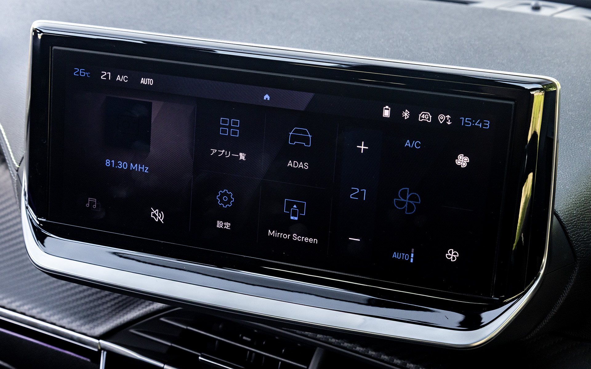10インチタッチスクリーンの「PEUGEOT i-Connect」はFM/AMラジオ、USB、Bluetoothに加え、Apple CarPlay/Android Autoが使える「PEUGEOT ミラースクリーン」に対応。ナビゲーション機能は搭載されていない。下部のトグルスイッチではエアコンの操作が可能。ピアノブラック加飾の部分はタッチパネルとなっていて、PEUGEOT i-Connectの操作のほか、シートヒーターなどの調整ができる