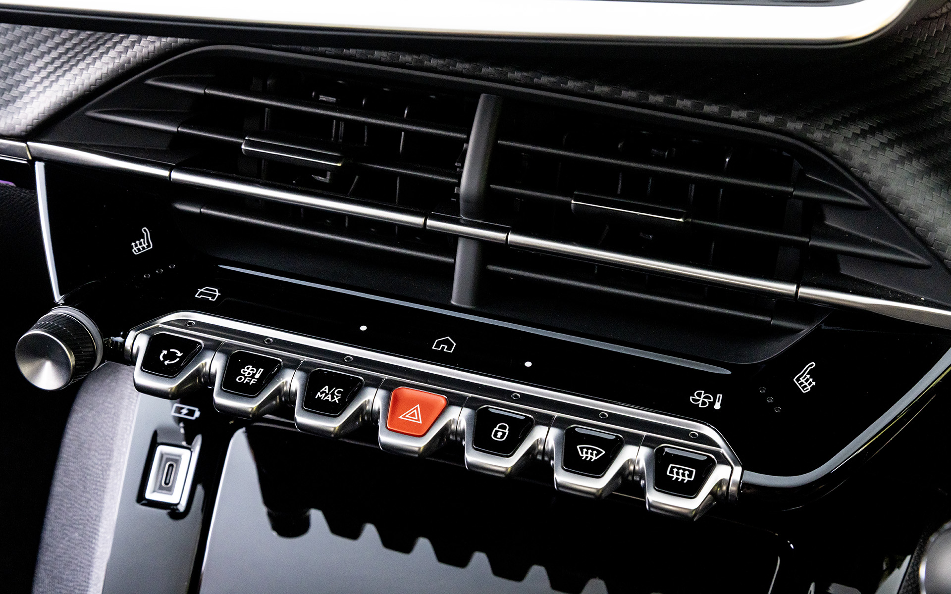 10インチタッチスクリーンの「PEUGEOT i-Connect」はFM/AMラジオ、USB、Bluetoothに加え、Apple CarPlay/Android Autoが使える「PEUGEOT ミラースクリーン」に対応。ナビゲーション機能は搭載されていない。下部のトグルスイッチではエアコンの操作が可能。ピアノブラック加飾の部分はタッチパネルとなっていて、PEUGEOT i-Connectの操作のほか、シートヒーターなどの調整ができる