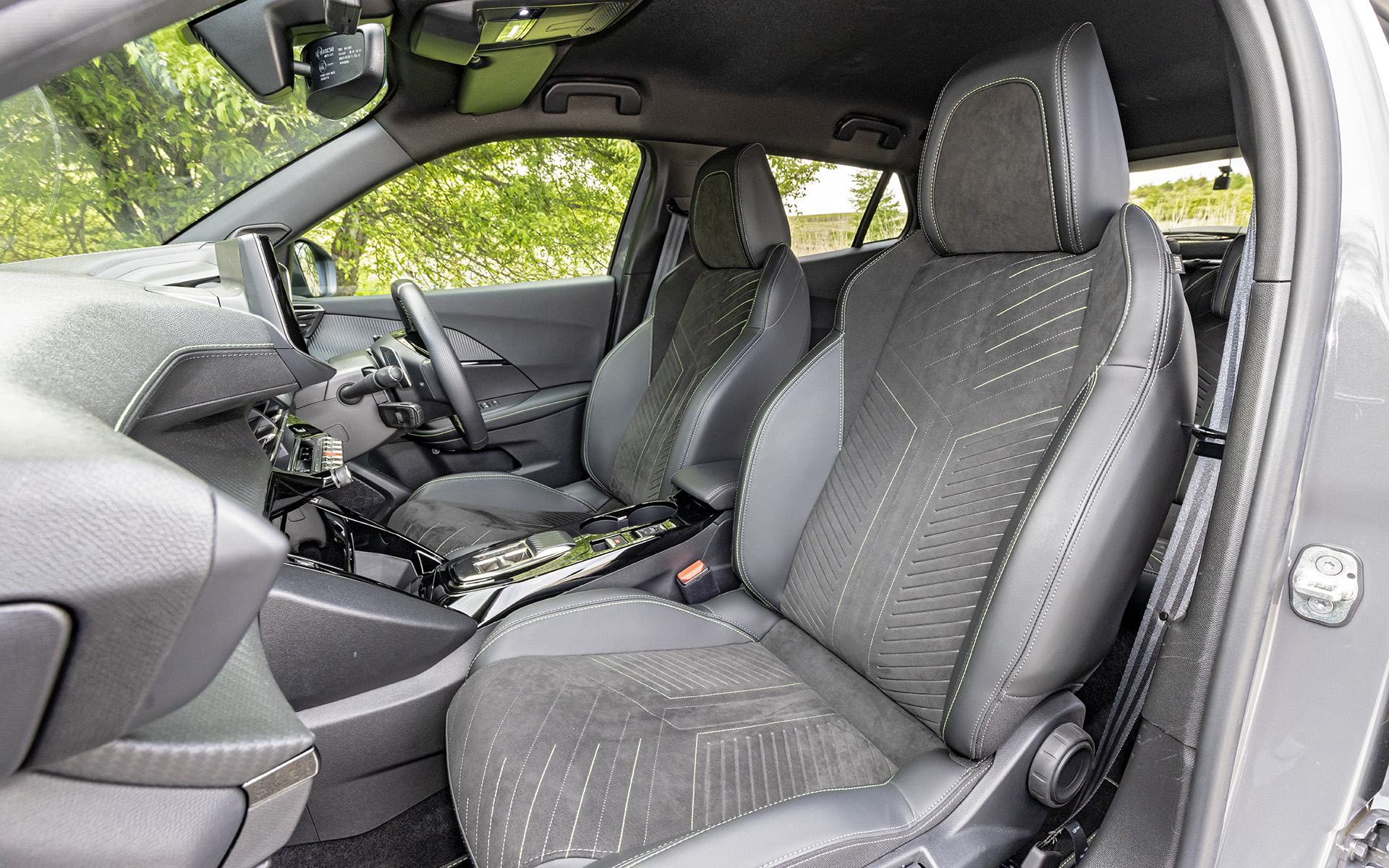 前席アルカンタラ/テップレザーを組み合わせたシートとなり、フロントはシートヒーターも標準装備