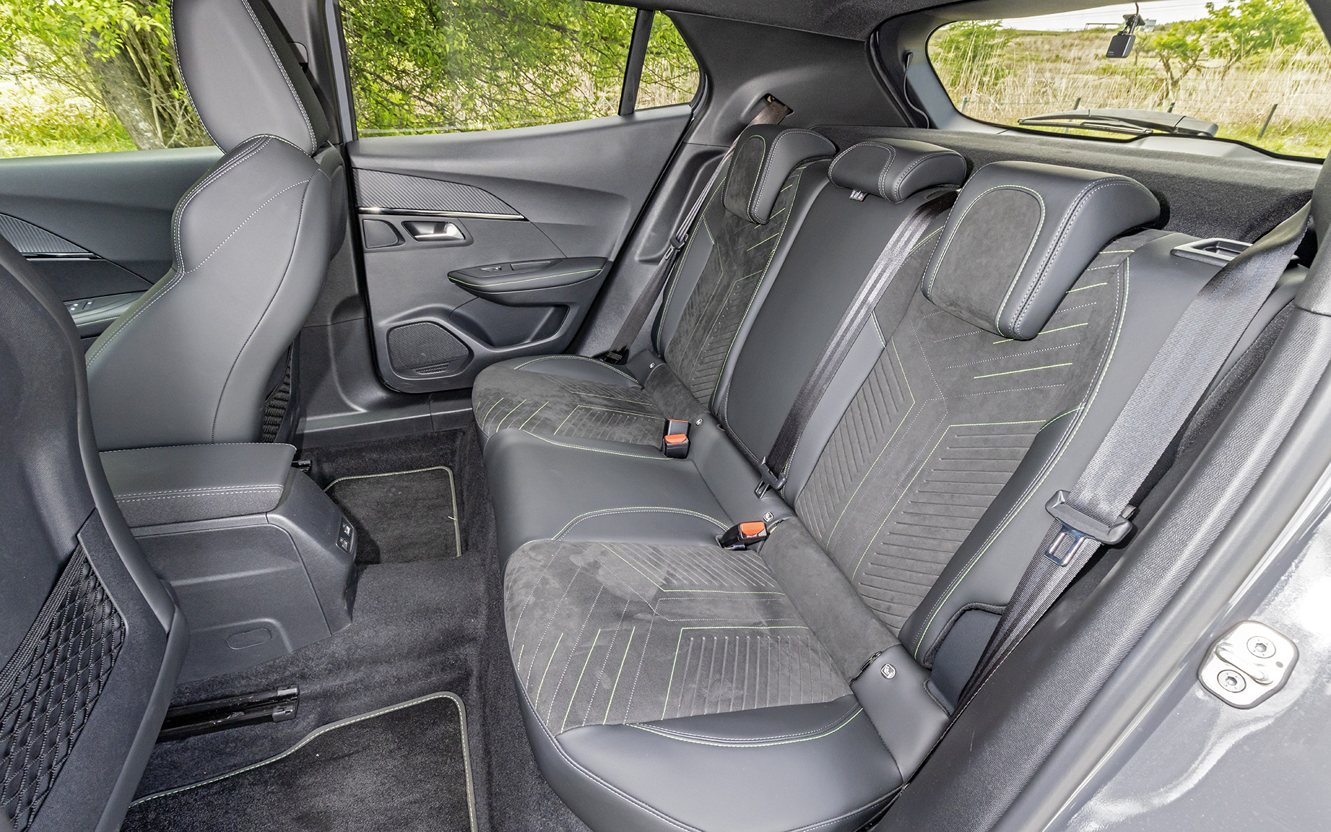 前席アルカンタラ/テップレザーを組み合わせたシートとなり、フロントはシートヒーターも標準装備