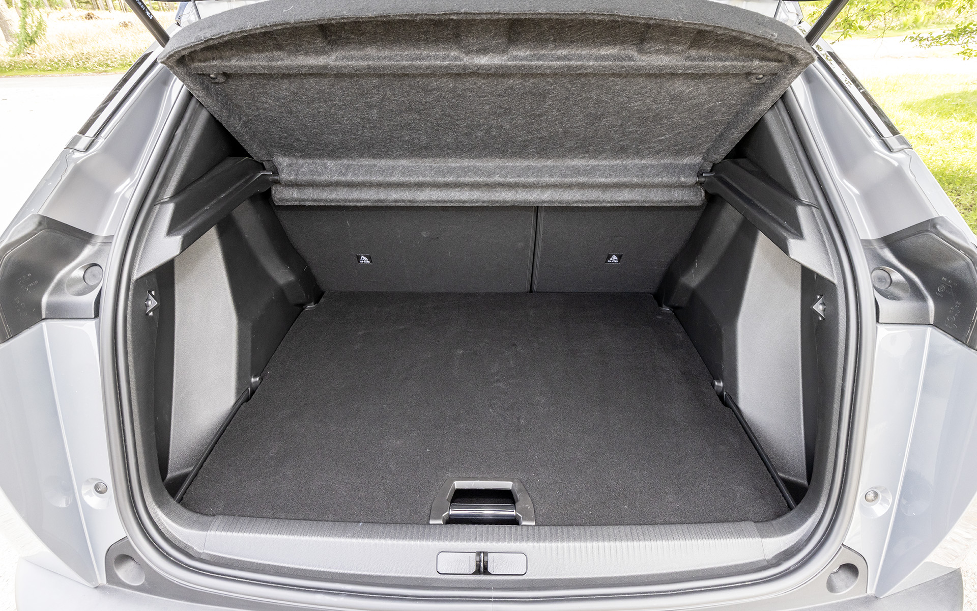 ラゲッジスペースは4人乗車時で434L（VDA方式）を確保