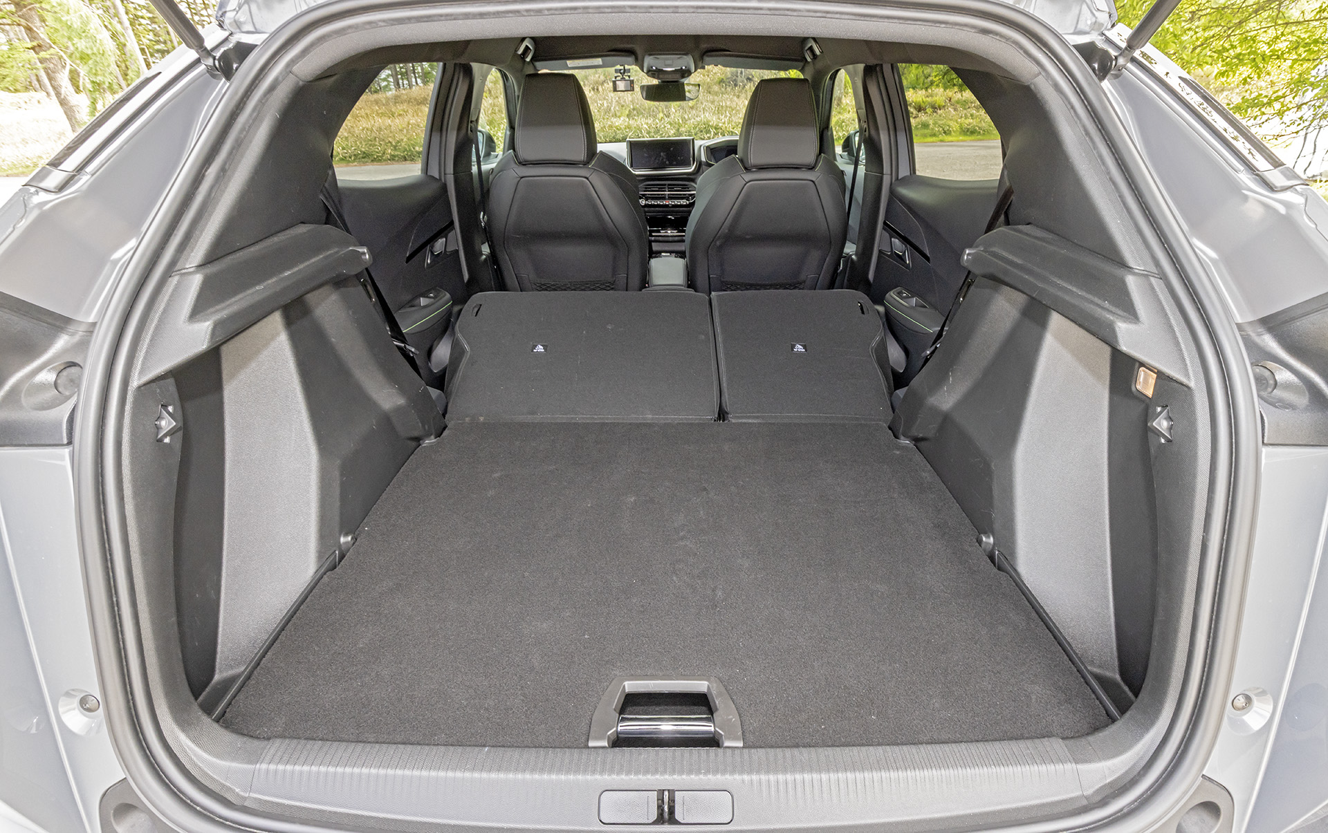 6：4分割可倒式のリアシートバックを倒せば最大1467Lまで拡大可能。さらに、ラゲッジのフロアボードは2段階に調整できる