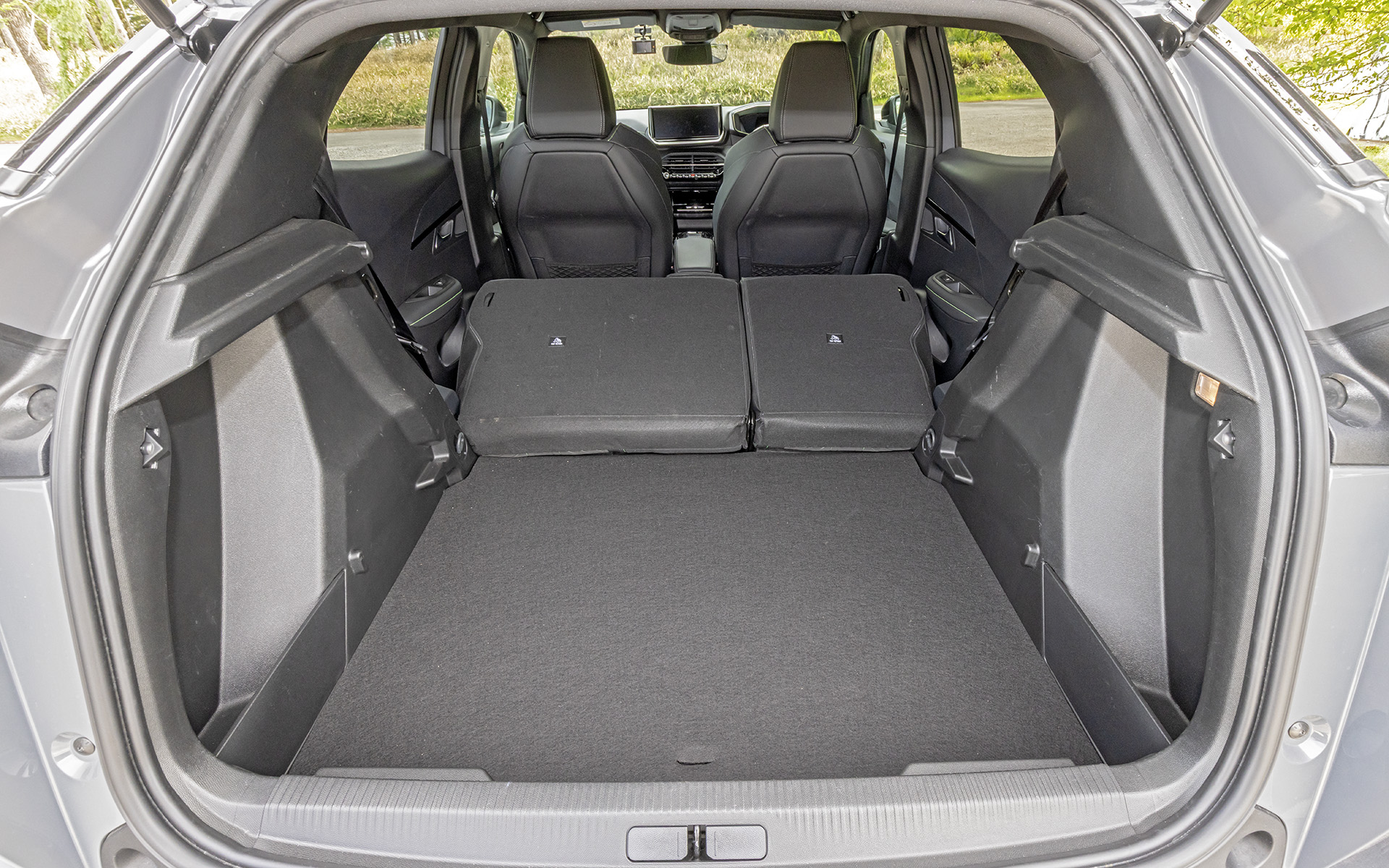 6：4分割可倒式のリアシートバックを倒せば最大1467Lまで拡大可能。さらに、ラゲッジのフロアボードは2段階に調整できる