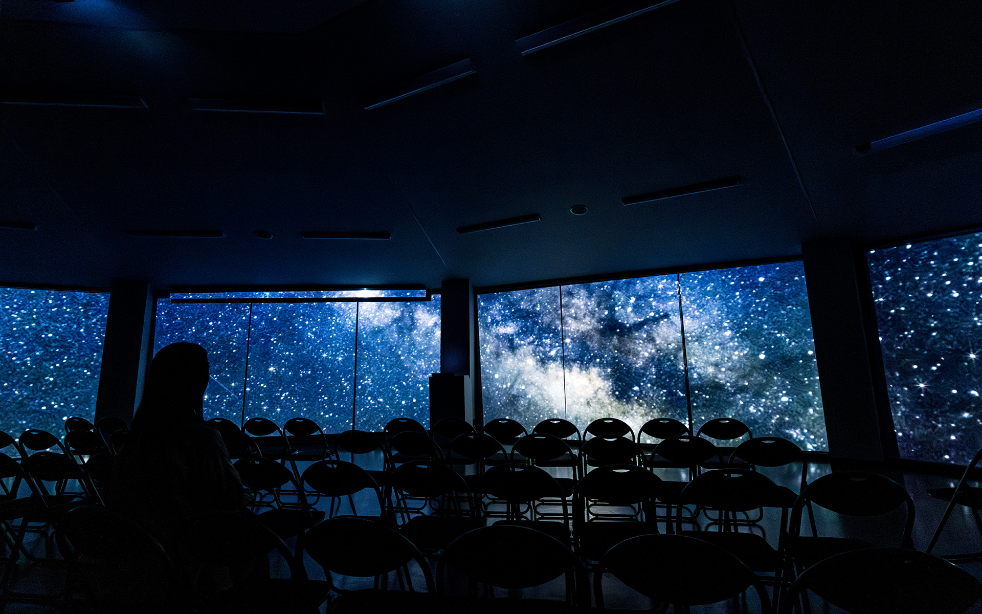 天気がイマイチだったとしても、前面が大スクリーンとなったホールで、そのときの季節の星空について楽しいお話が聞ける
