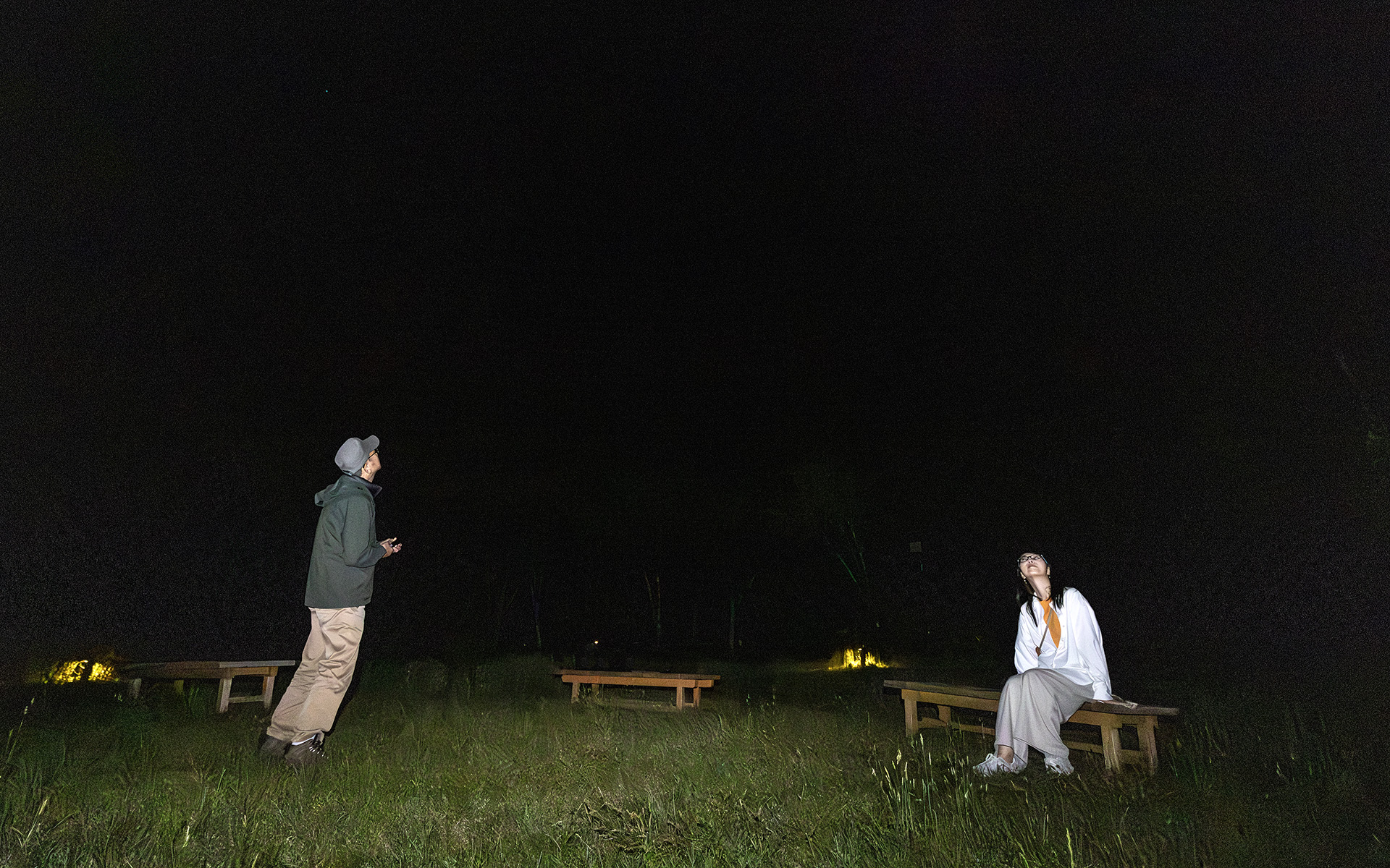 星空ガイドさんの話を聞きながら、真っ暗な中で満点の星を観賞……とはいかなかったものの、雲の間からぽつり、ぽつりと星が見えた