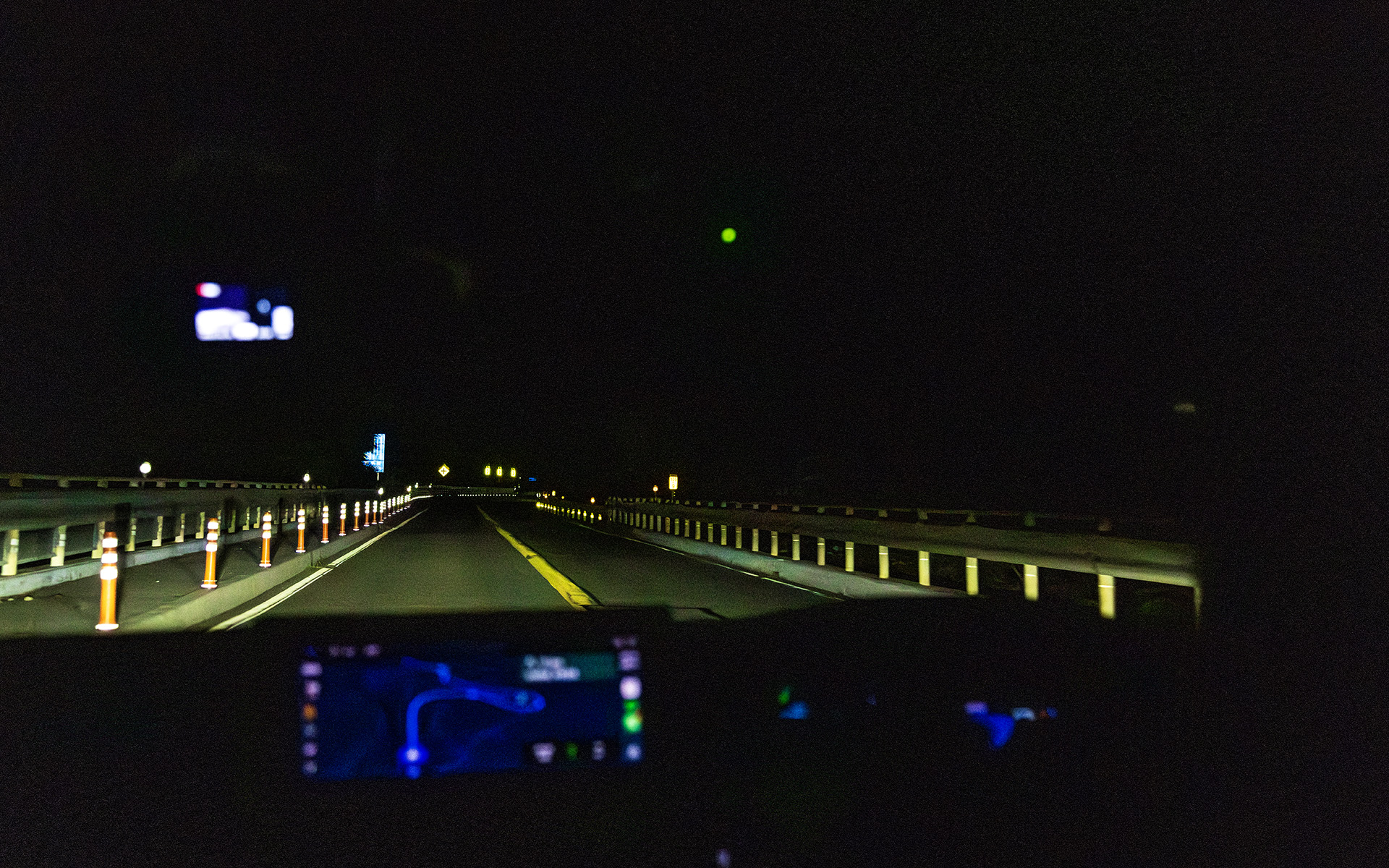 夜の山道には街頭がない。それでも、インテリジェントハイビームが明るく視界を確保してくれる。たまにすれ違う対向車が来ると、ハイビームを一部分だけサッとOFFにする動きがよく見えた