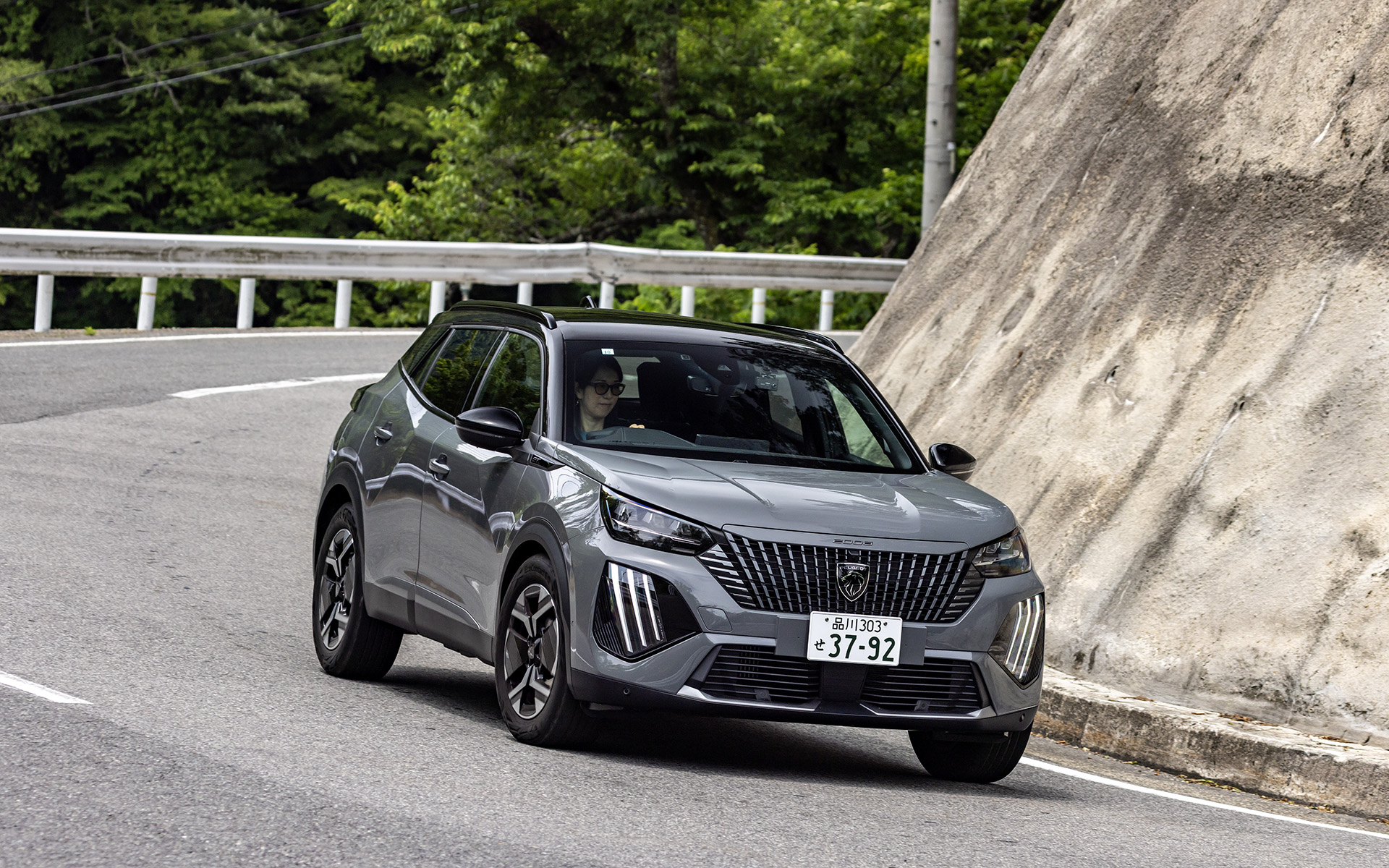 信濃比叡広拯院に向かう山道だって“小さなライオン”にはお手の物