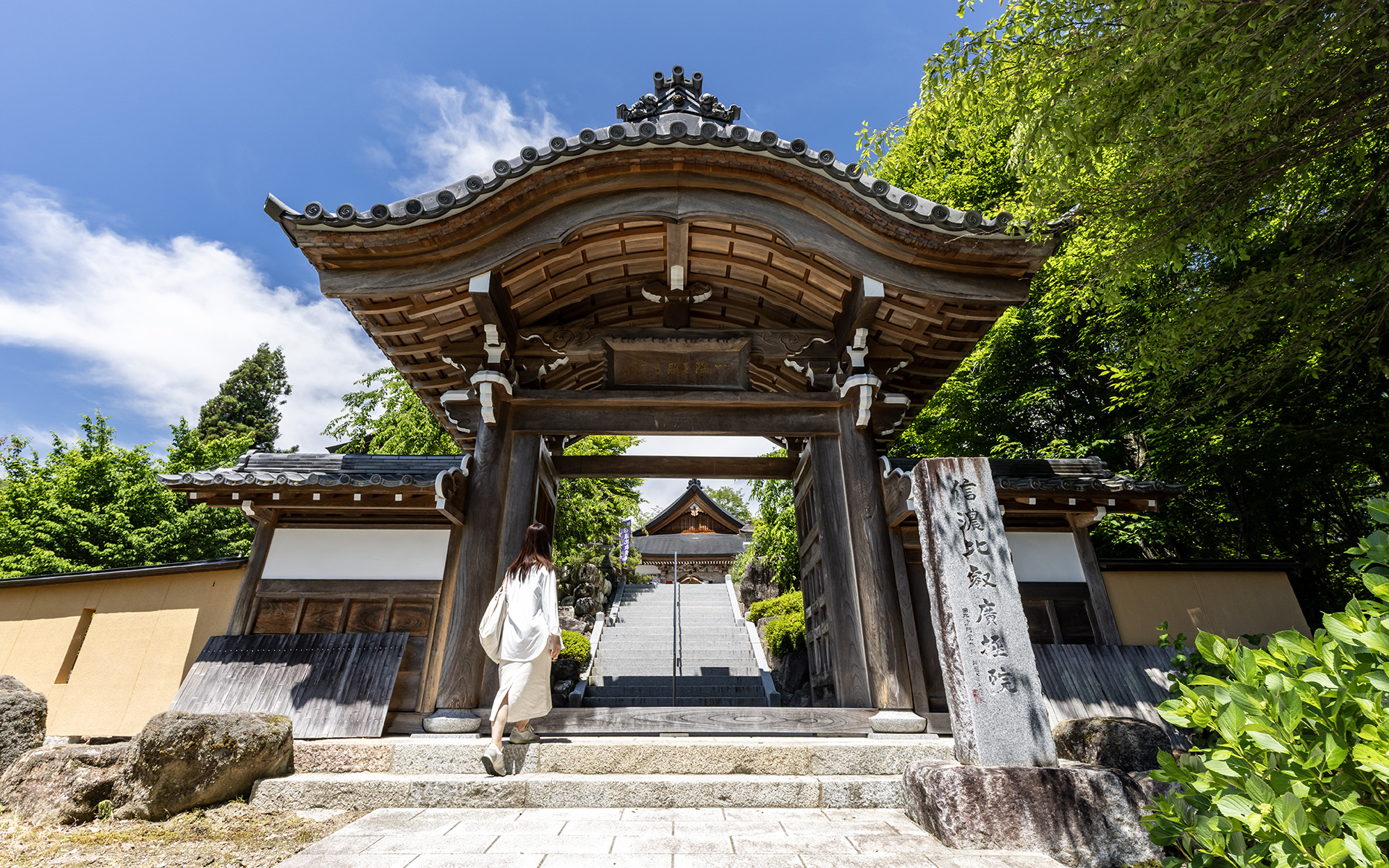 パワースポットでもある天台宗の寺院「信濃比叡広拯院」を訪ねた。比叡山延暦寺で最澄の時代から燃え続ける「不滅の法灯」が分灯されているほか、白蛇の伝説があったり、月替わりの御朱印がいただけたりする
