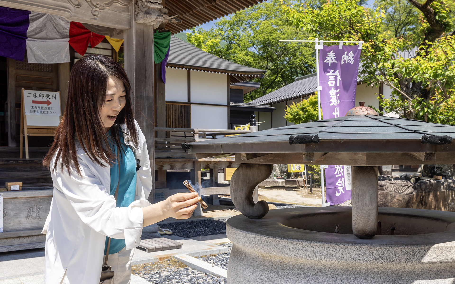 常香炉に線香を供え、本堂に灯る「不滅の法灯」の前でお参り。「星みくじ」も心惹かれたが、涼しげな「水みくじ」で運勢を占った
