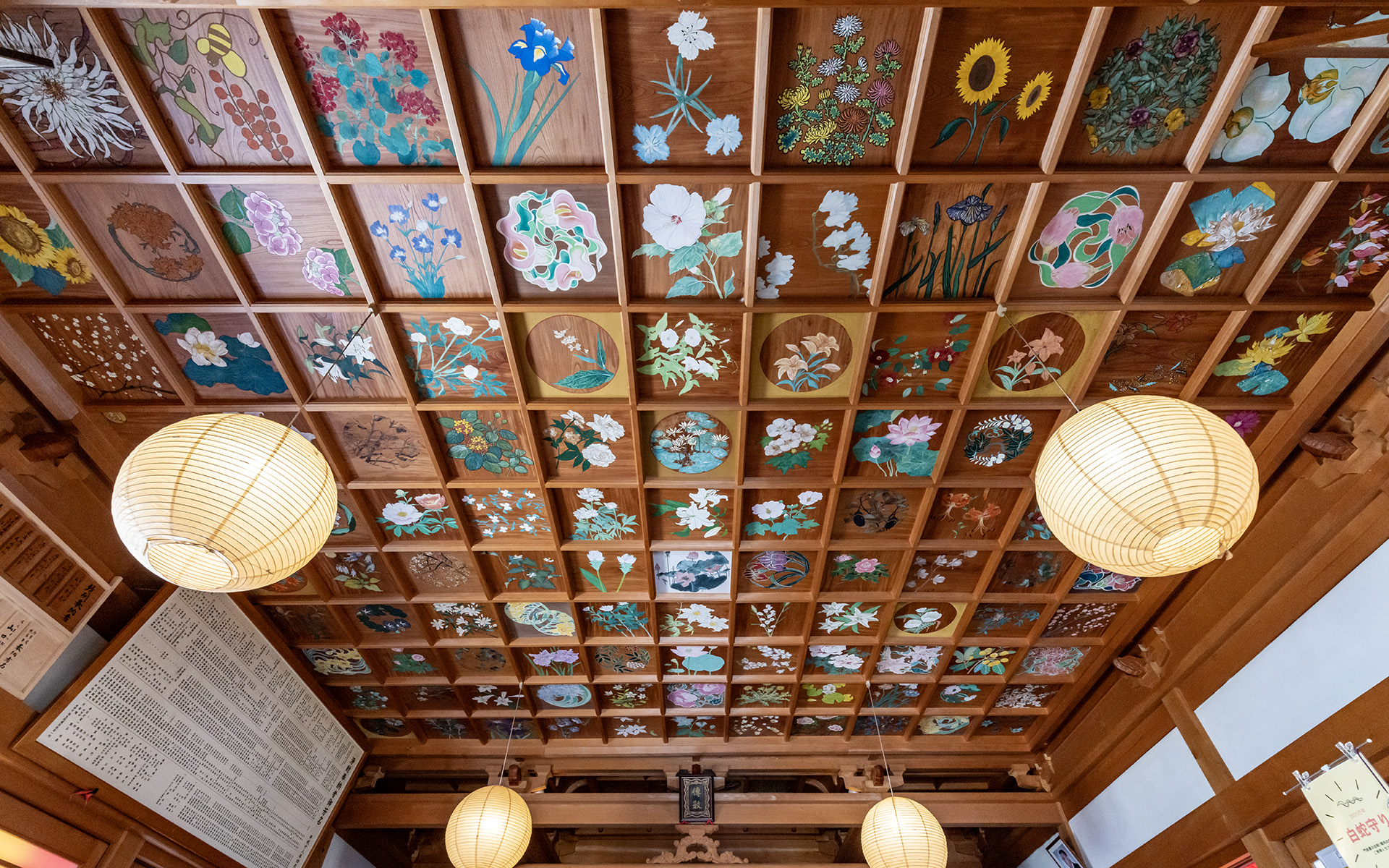 気持ちのよい空気が流れる本堂。天井にはさまざまな花が描かれている