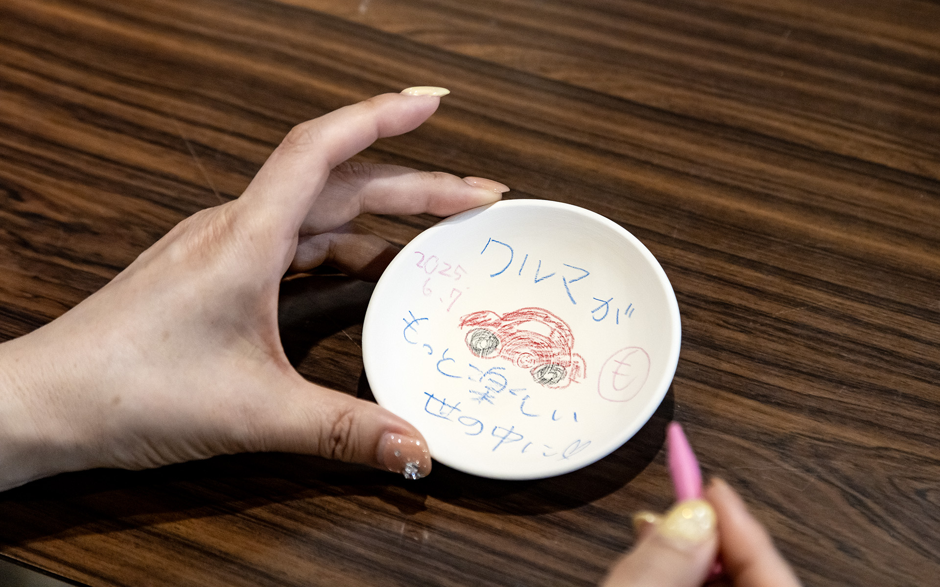 皿投げ祈願は、願いの書いたお皿を滝見台から投げるというもの。やぐらから足下を見るとはるか下の方に他の人が投げたであろうお皿が小さく見える