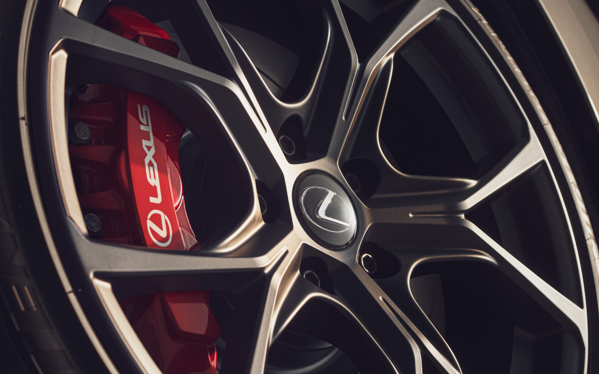 フロント対向6ポッドアルミ製キャリパー（brembo製）・φ380mmピラーフィン式ベンチレーテッドディスクブレーキ（高摩擦ブレーキパッド付）特別仕様車“Climax Edition”レッドブレーキキャリパー（フロントLEXUSロゴ）