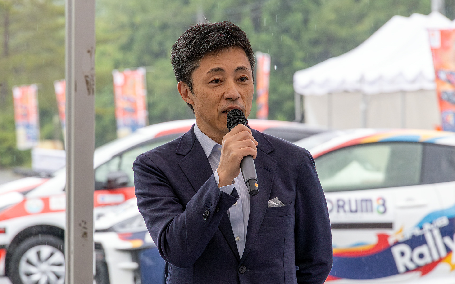 あいさつに立った兼松の蒔田氏。2024年のラリージャパンでWRカーに給油された燃料が兼松が開発をしている「P1フューエル」だった