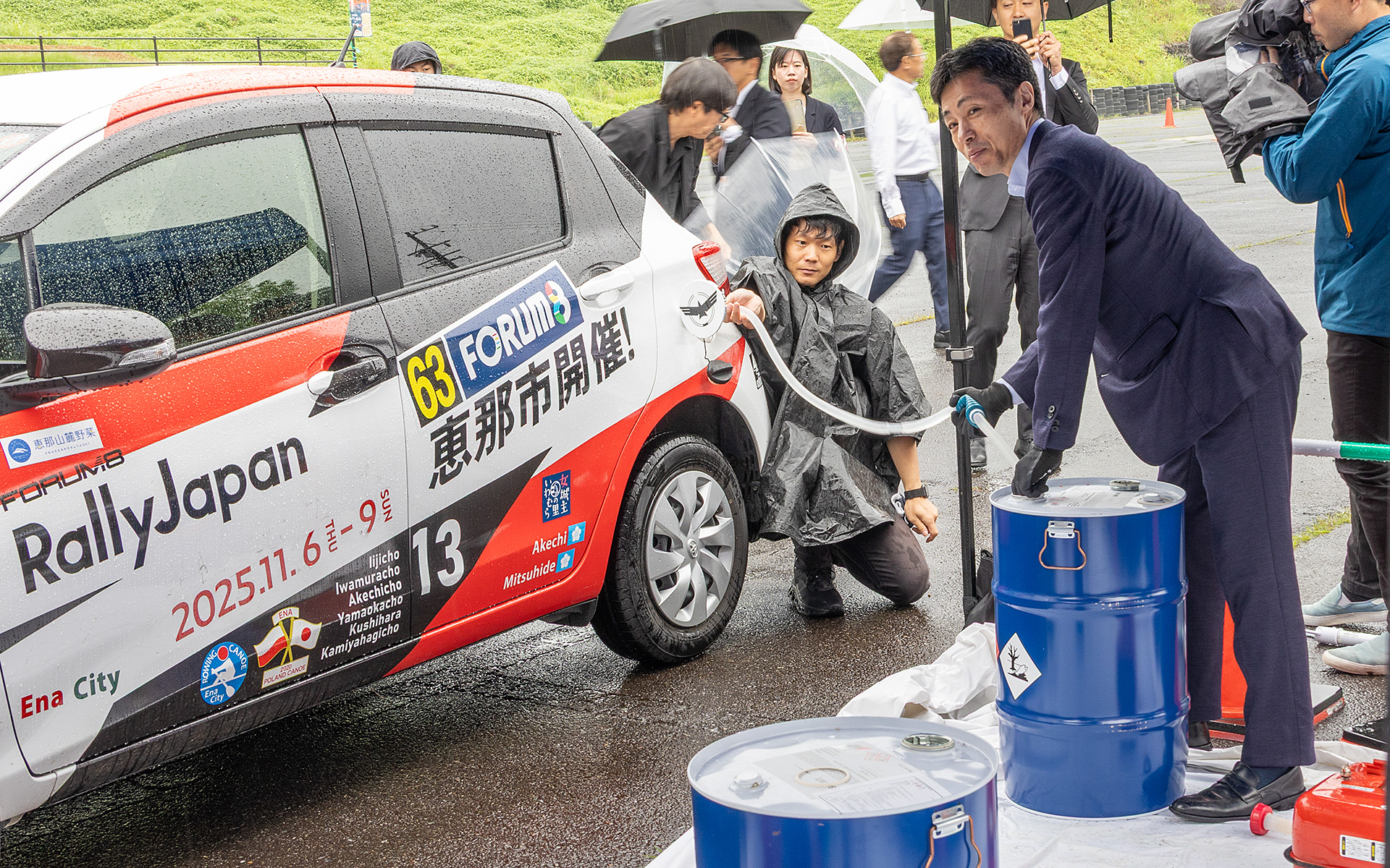 会場にはP1フューエルが持ち込まれ、同乗試乗用の車両に蒔田氏が給油した（車両は燃料タンクからガソリンを完全に抜いている）