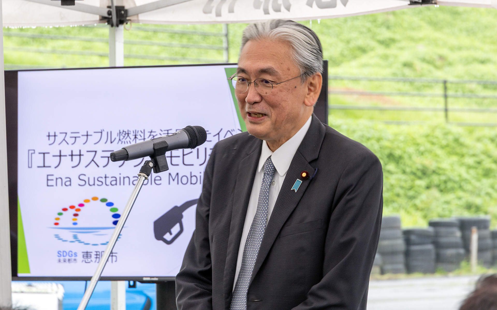 衆議院議員 自由民主党の古屋圭司氏が来賓として出席。古屋氏は自由民主党内にて「内年期間活用のための次世代燃料推進する議員連盟 会長」「モータースポーツ振興議員連盟 会長」「真の地産地消・地域共生型エネルギーシステムを構築する議員連盟 会長」を務めている