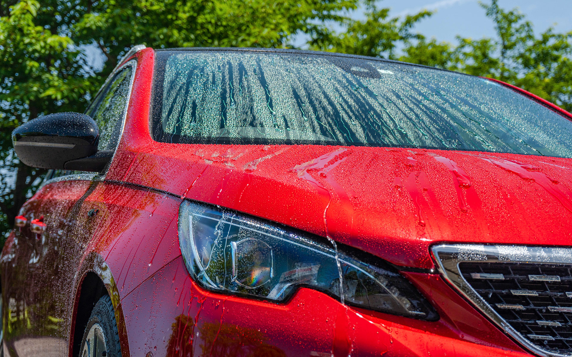 レインドロップ トルネードヴォルテックス。Amazon販売価格1475円（編集時）。濡れたボディにスプレーして拭き上げるだけで、長期間の強力撥水でクルマまるごと汚れをシャットアウト