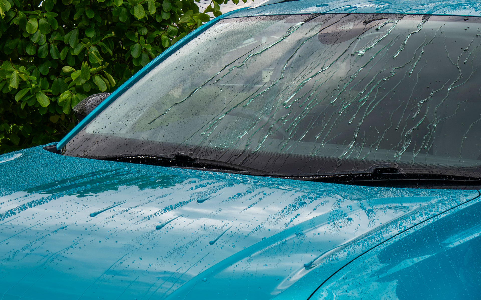 ALAUNEN バチバチアップ ウォッシュ＆コート。Amazon販売価格1973円（編集時）。洗うだけで洗浄と同時にバチバチの撥水コーティング被膜をボディとガラスに形成する、“洗える”コーティング剤