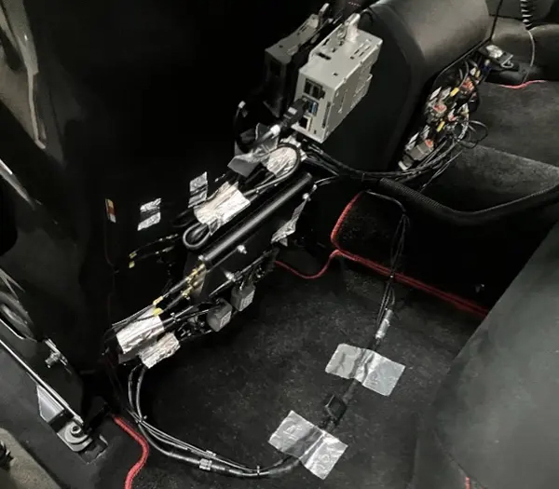 写真：⾞両の中（前席シートバックに伝送端末を装着）