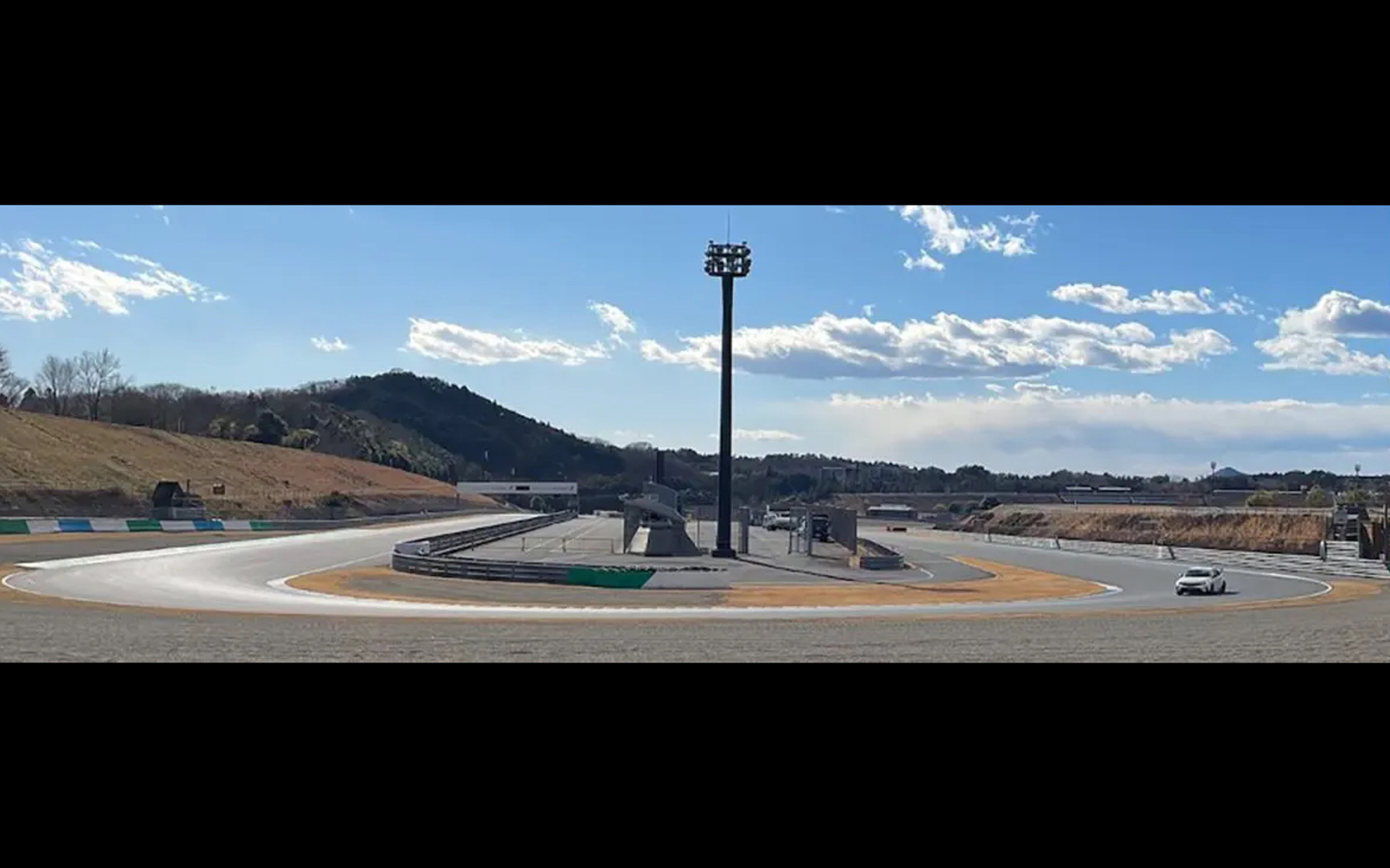 サーキットで⾼速移動するテスト⾞両からオンボード映像等の低遅延伝送に成功、写真は⾛⾏中の様⼦