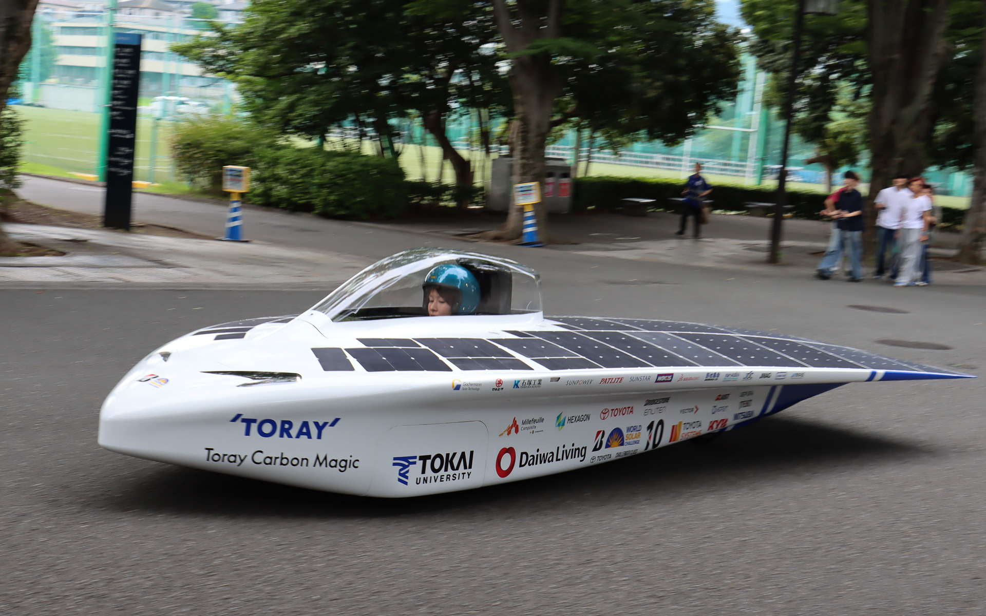 参戦体制発表会後に試走を披露した東海大学 ソーラーカーチームの新型ソーラーカー「Tokai Challenger」