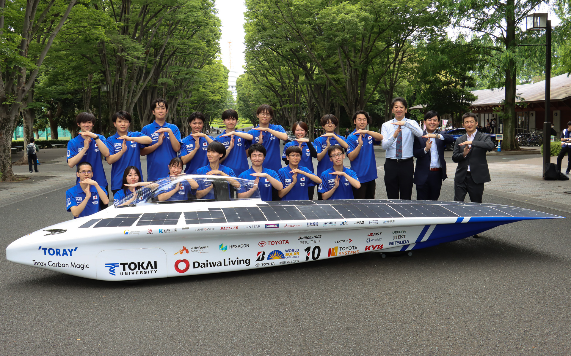 2025年のBWSC（Bridgestone World Solar Challenge）に参戦する新型Tokai challengerと東海大学のチームメンバー