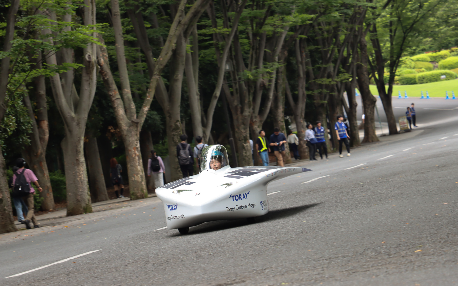 けやき並木で彩られたキャンパス内・中央通りで新型Tokai Challengerの試走が披露された