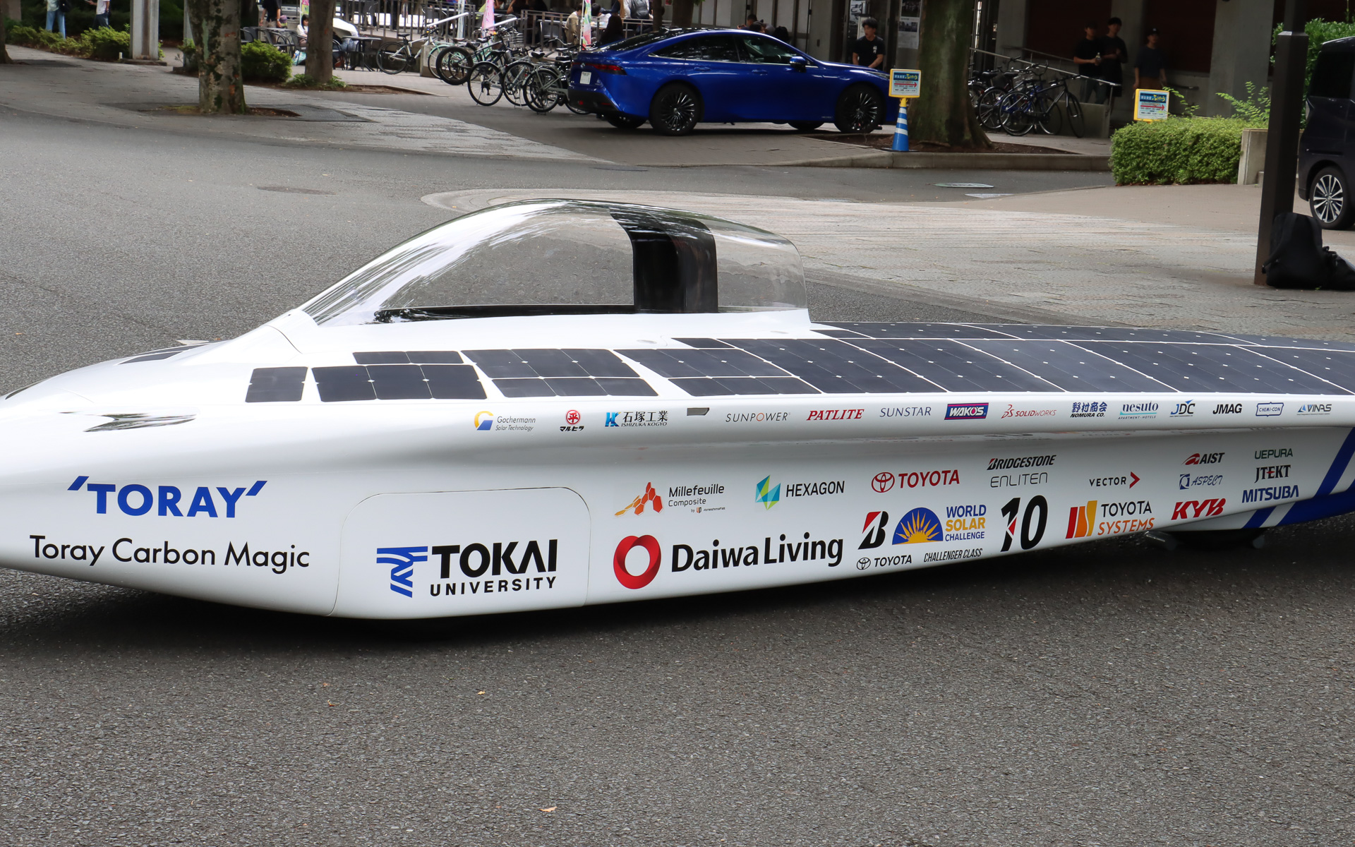 ボディの側面に協賛企業のロゴマークが並ぶ