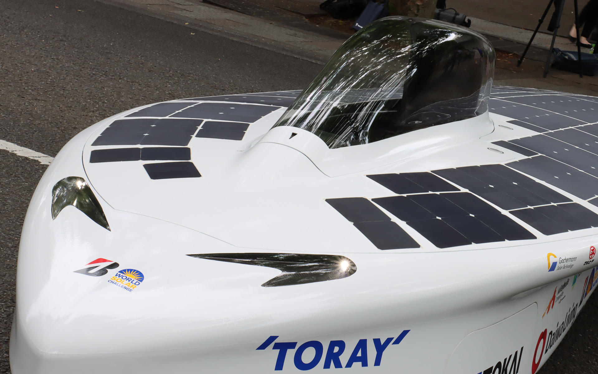 空力解析で最適化された複雑な形状のキャノピーを備える